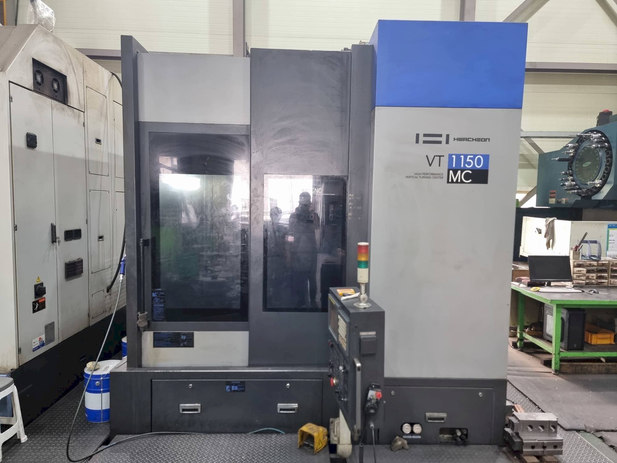Prikaz stroja HWACHEON VT1150MC sprijeda