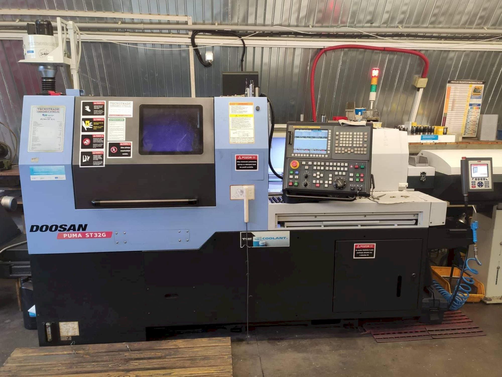 Prikaz stroja Doosan Puma ST32G sprijeda