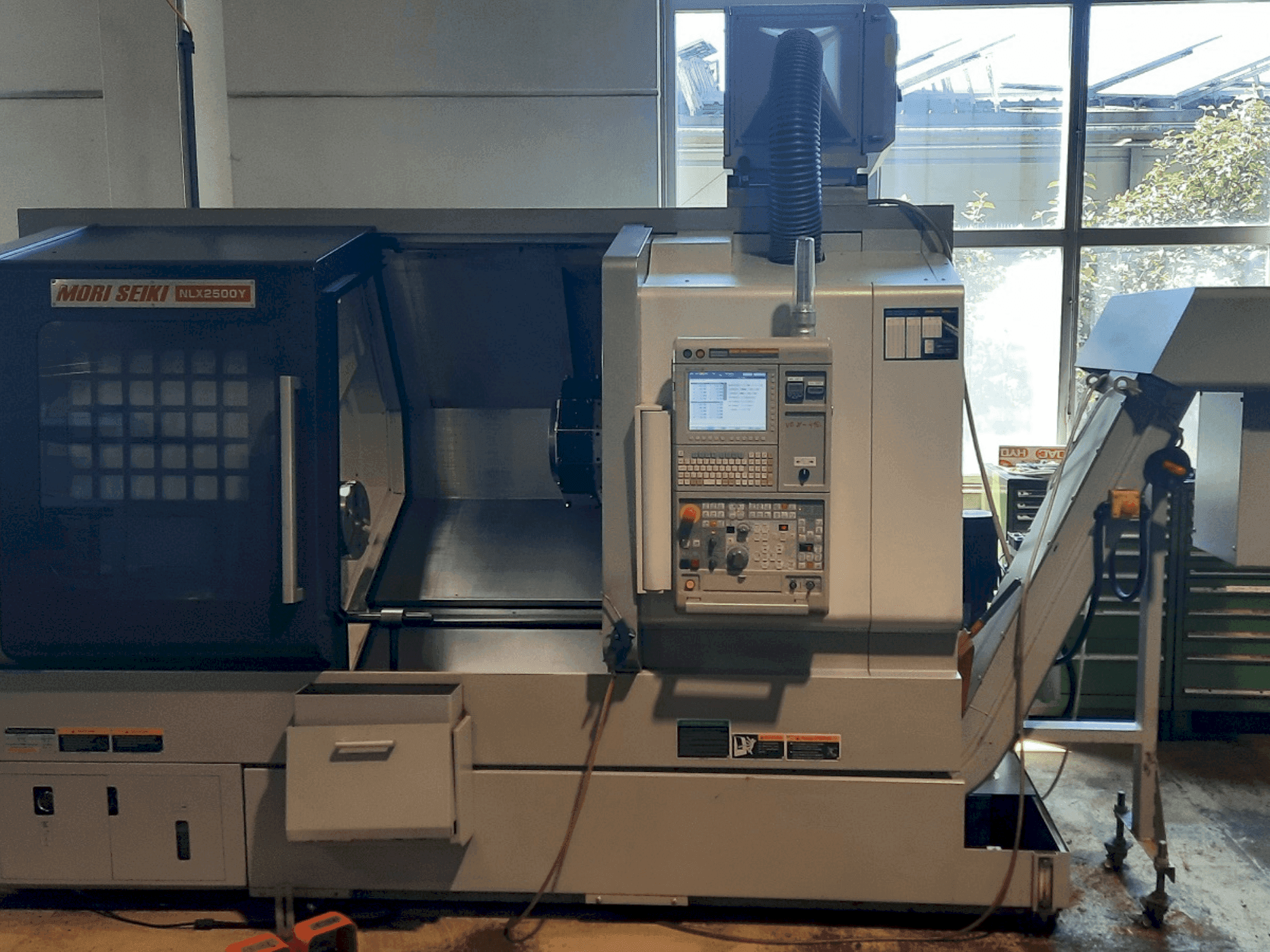 Prikaz  stroja DMG Mori Seiki NLX2500Y 700  sprijeda