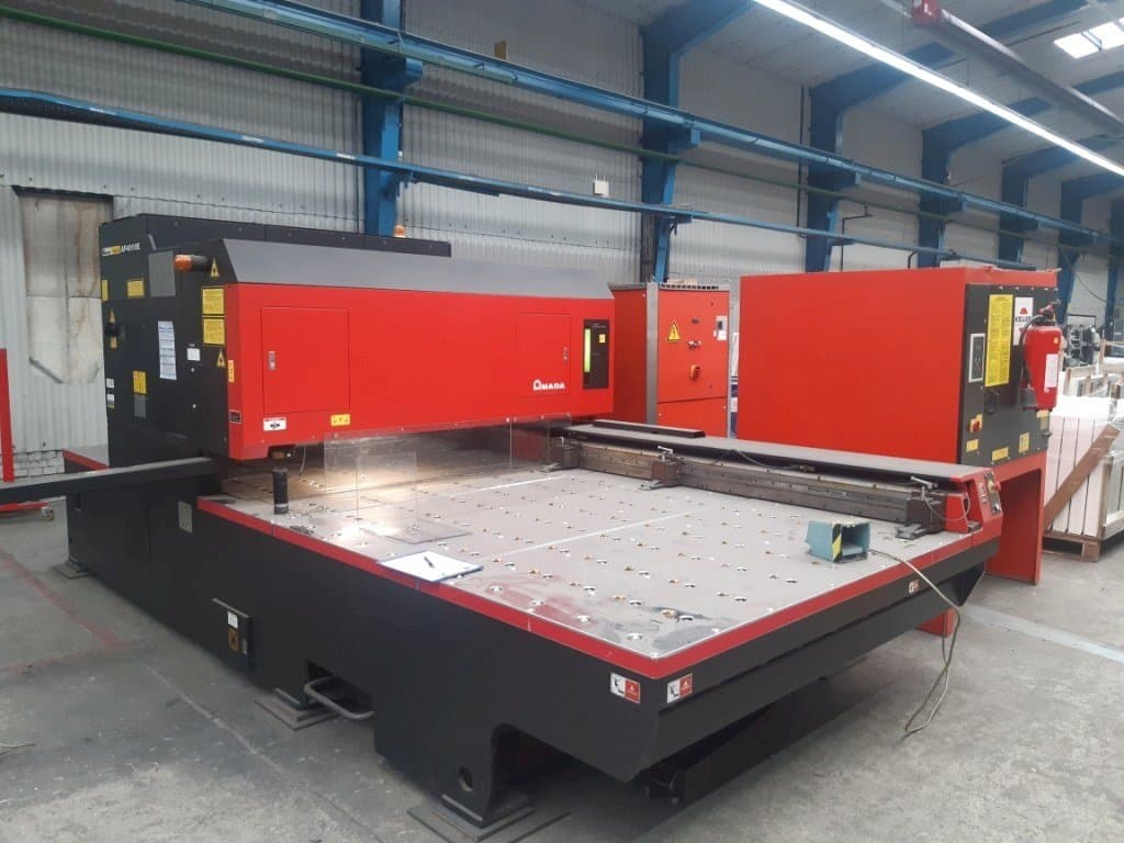 Prikaz stroja AMADA LC 2415 Alpha III sprijeda
