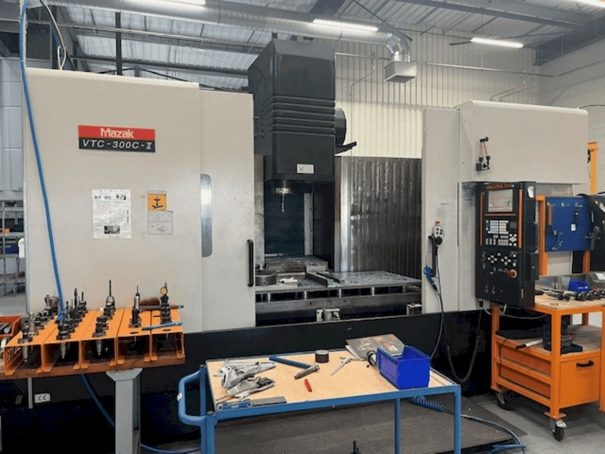 Prikaz stroja Mazak VTC-300C-II sprijeda