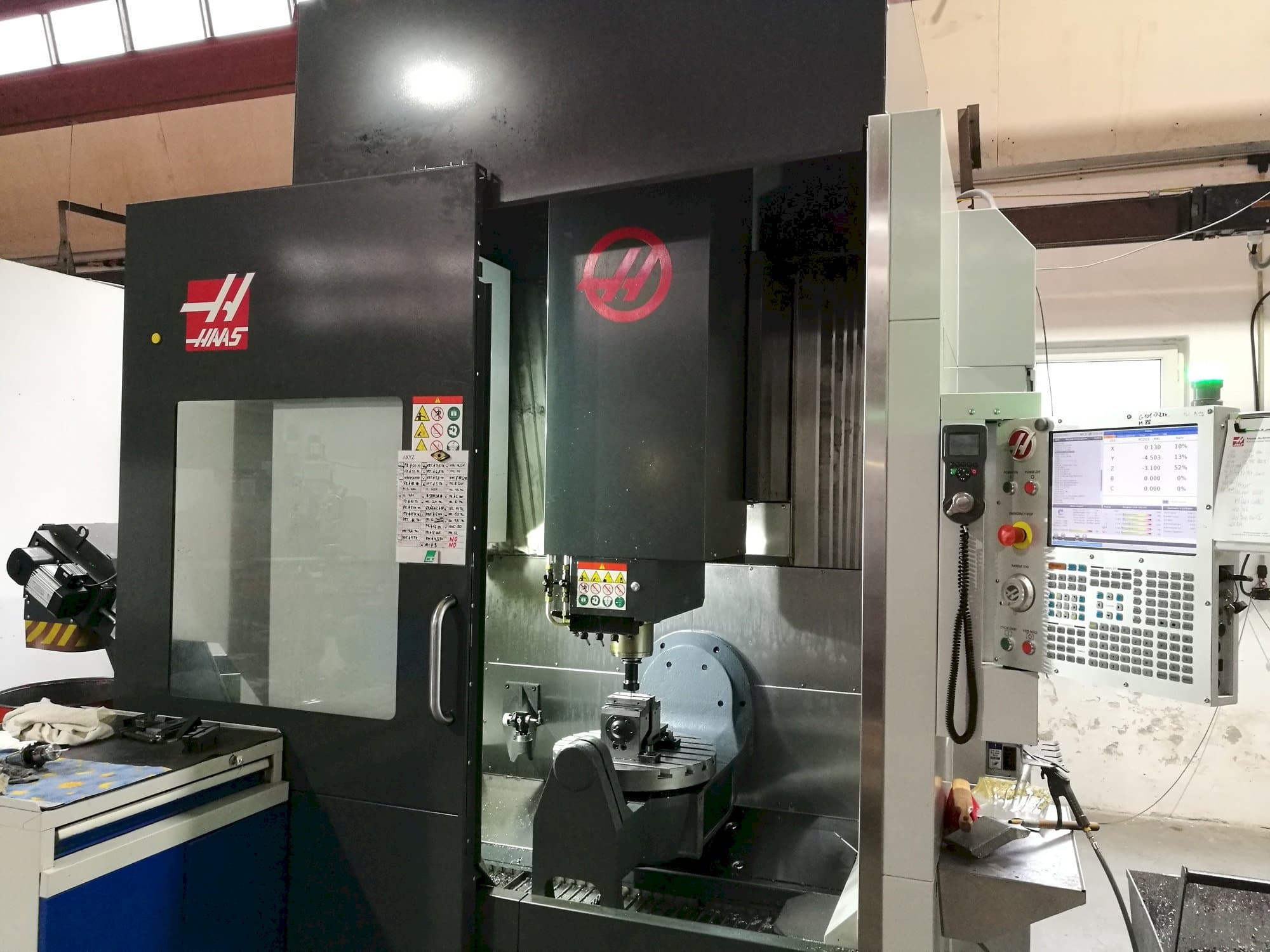Prikaz lijeve strane stroja HAAS UMC - 750