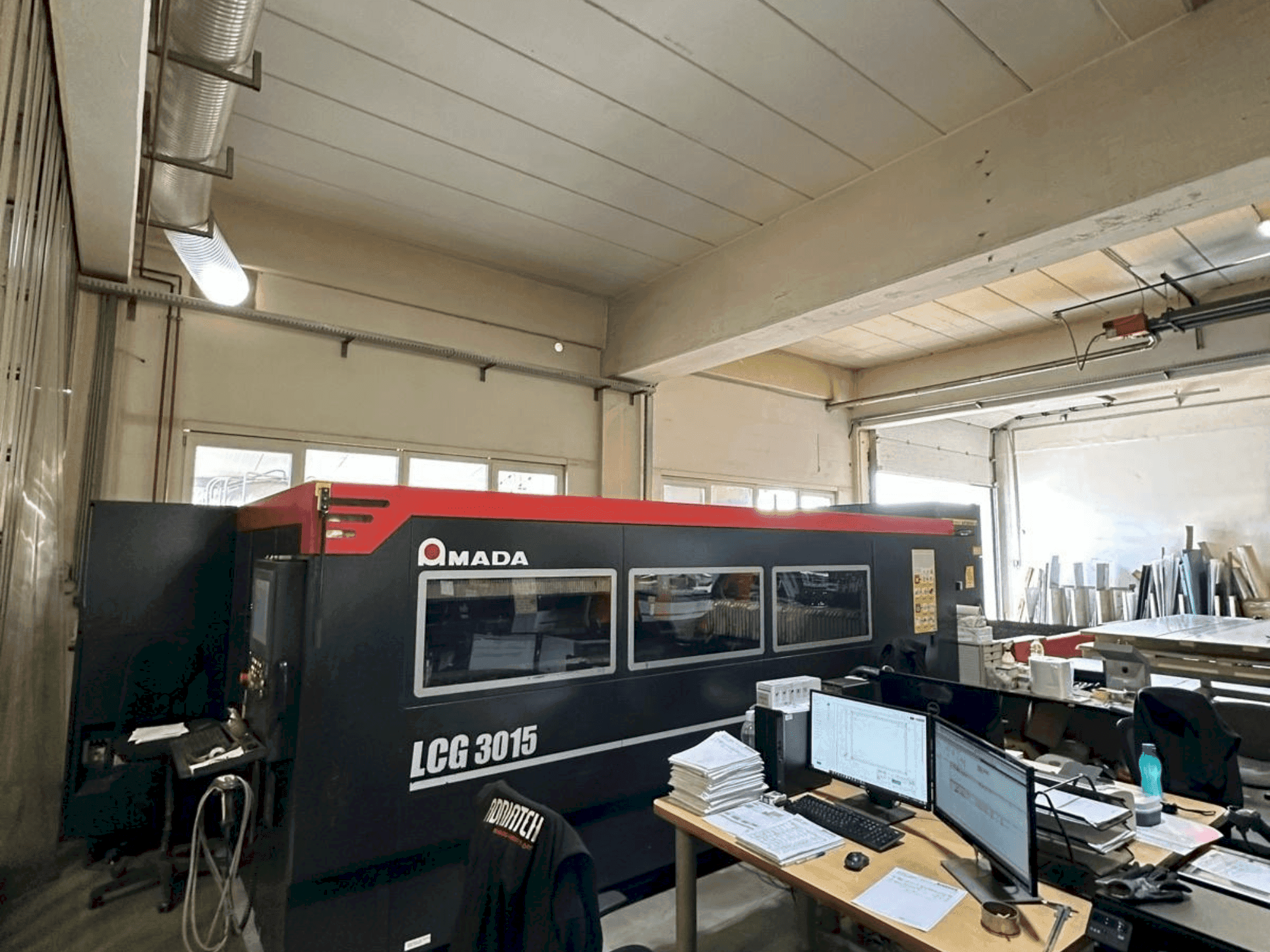 Prikaz stroja AMADA LCG-3015 sprijeda
