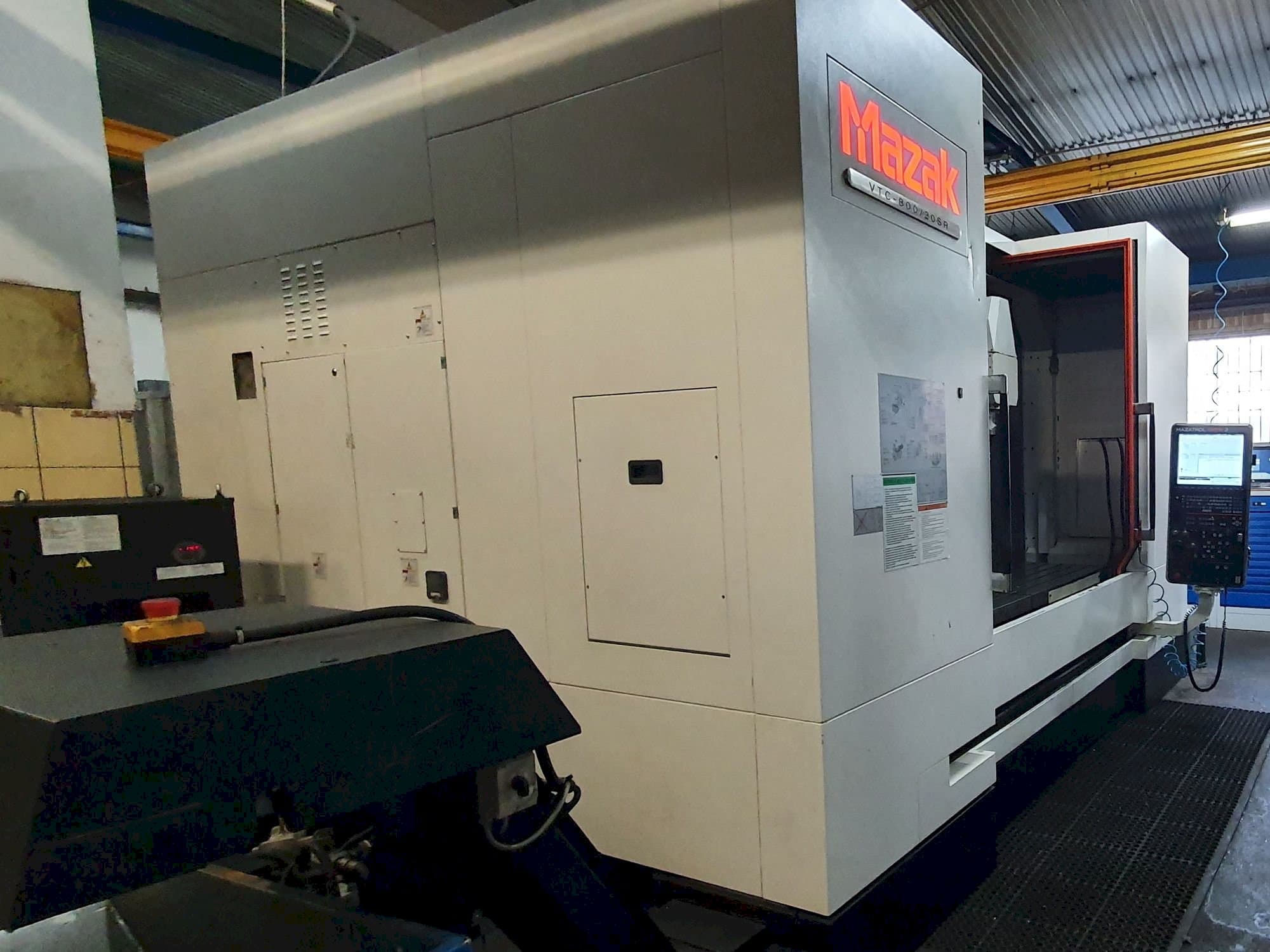 Prikaz stroja Mazak VTC-800/20SR slijeva
