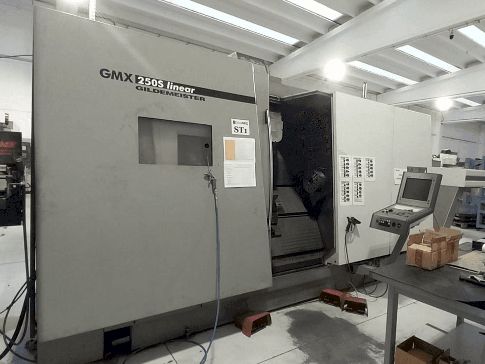 Prikaz  stroja Gildemeister GMX 250S Linear  sprijeda