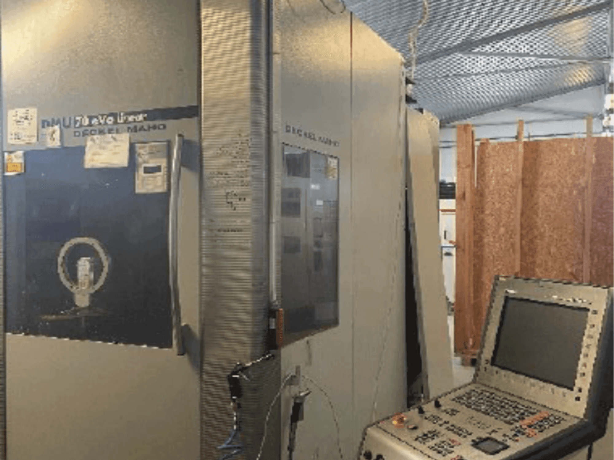 Prikaz  stroja DMG DECKEL MAHO DMU 70 eVo  sprijeda