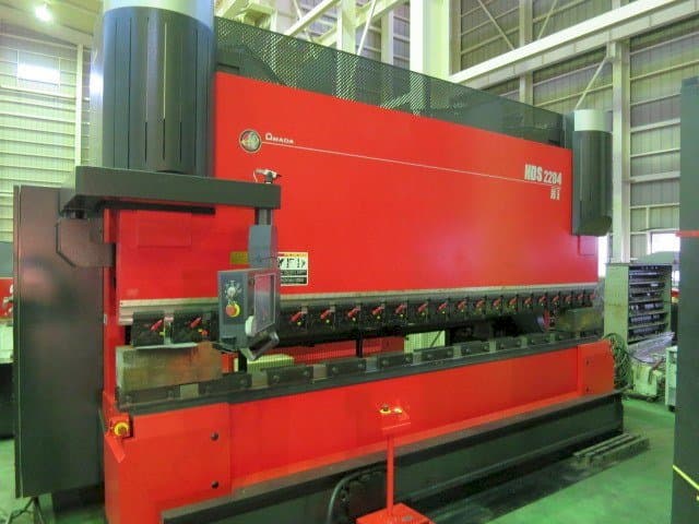 Prikaz lijeve strane stroja AMADA HDS 2204NT