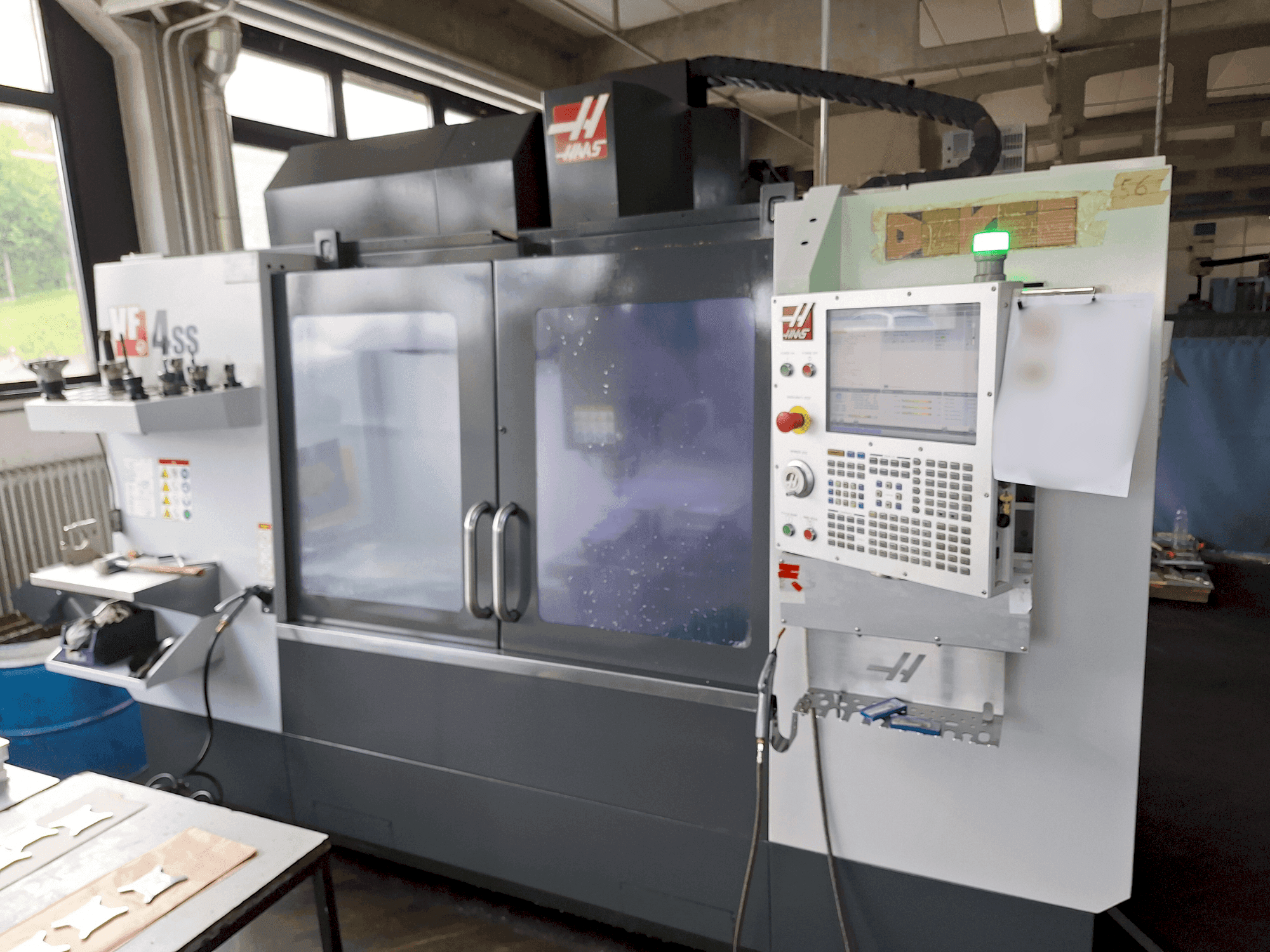 Prikaz  stroja HAAS VF-4SS  sprijeda
