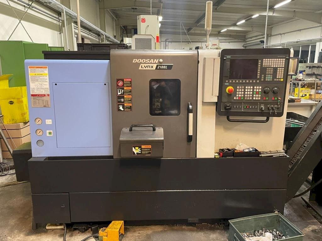 Prikaz stroja Doosan Lynx 2100LB sprijeda