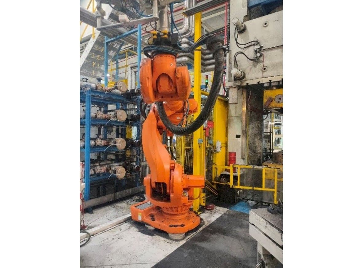 Prikaz  stroja ABB IRC5 M2004  sprijeda