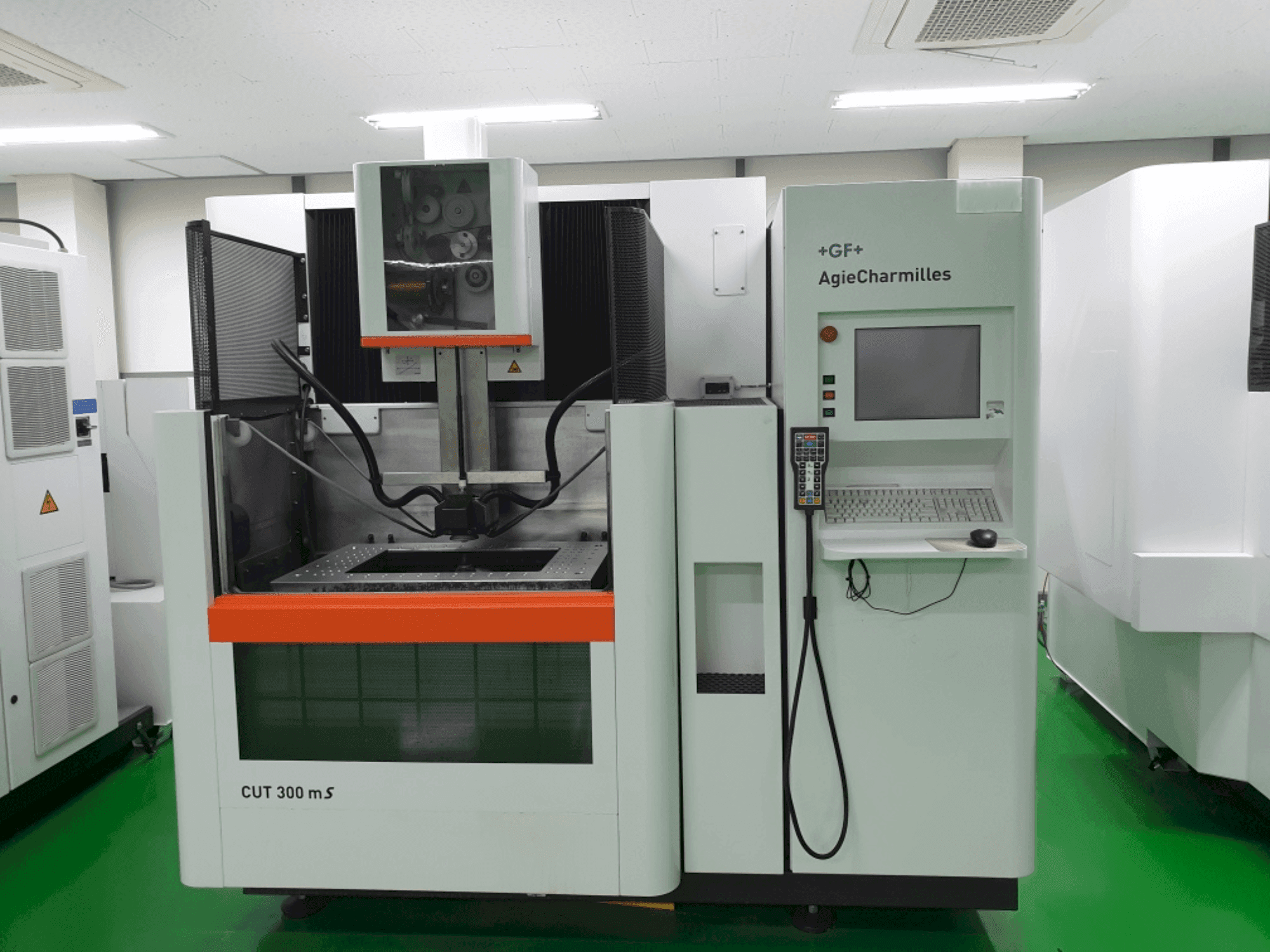 Prikaz  stroja AgieCharmilles CUT 300MS  sprijeda