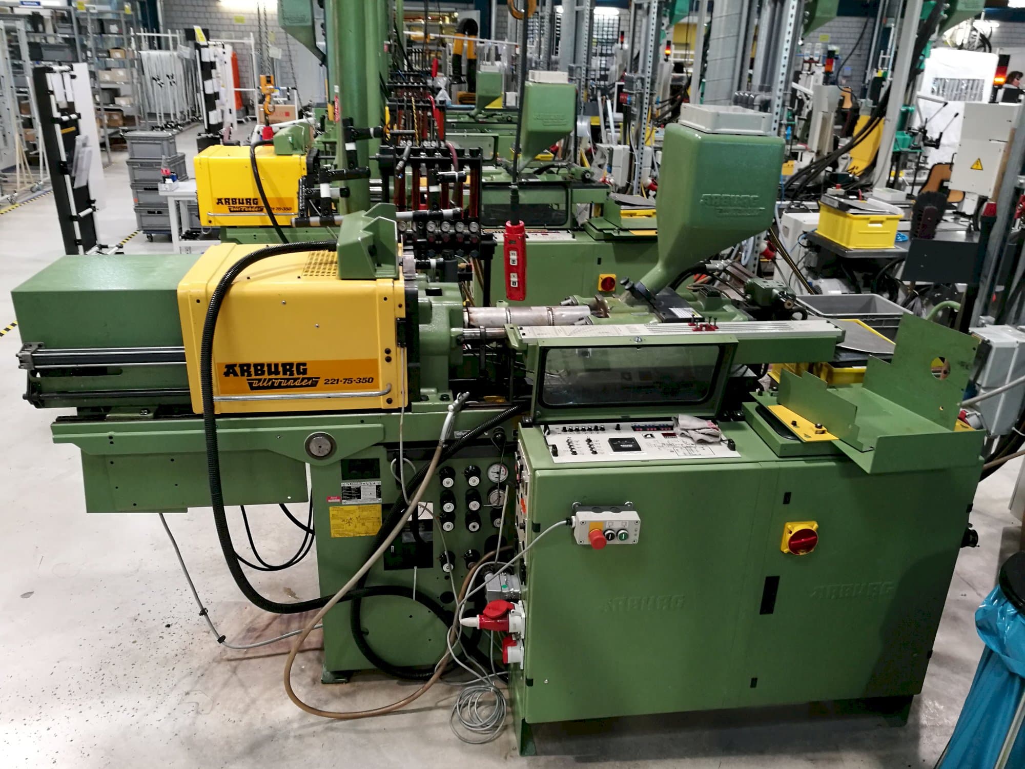 Prikaz desne strane stroja Arburg Allrounder 221-75-350