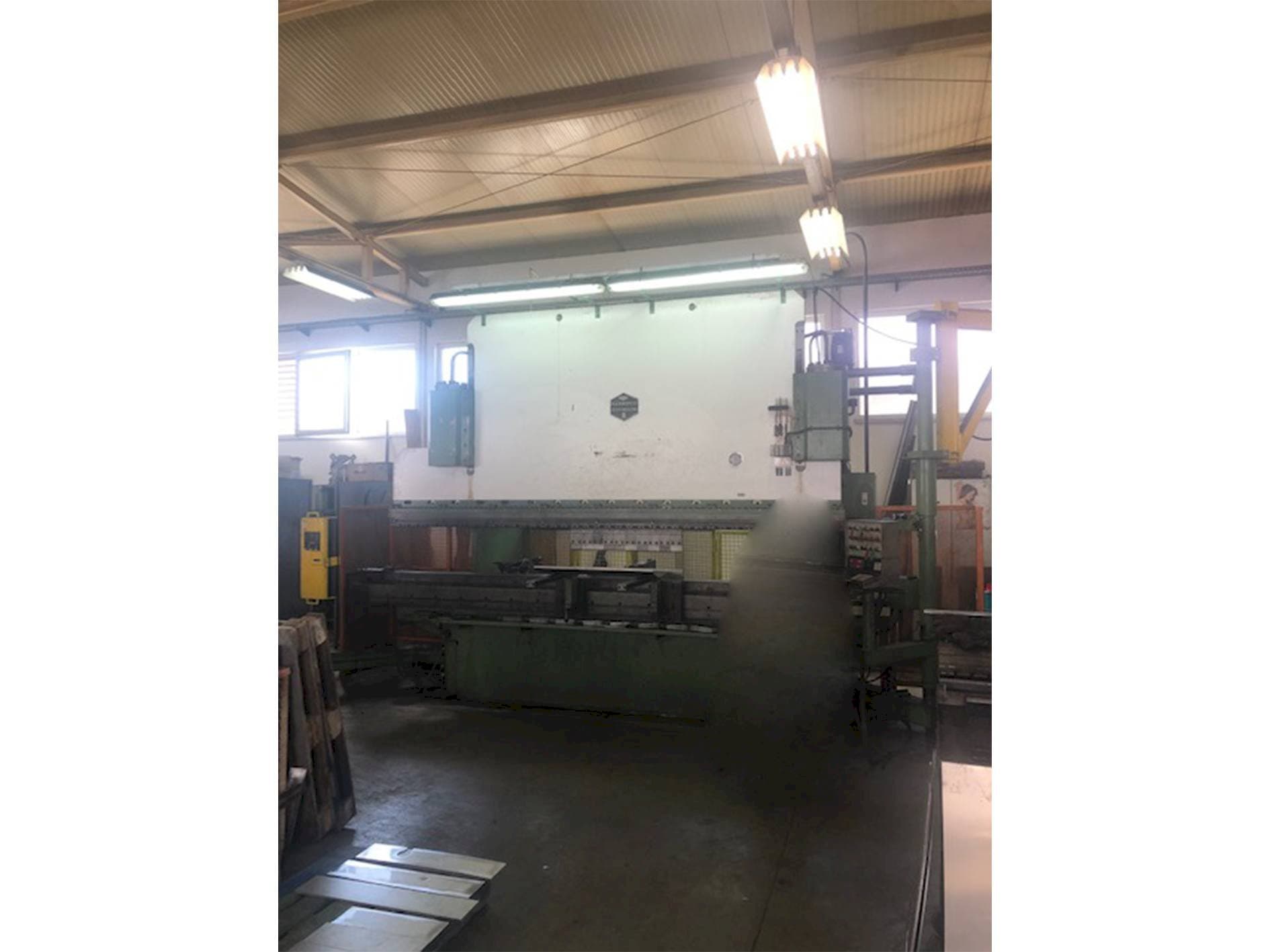 Prikaz stroja HAMMERLE AP CNC 200 SID sprijeda