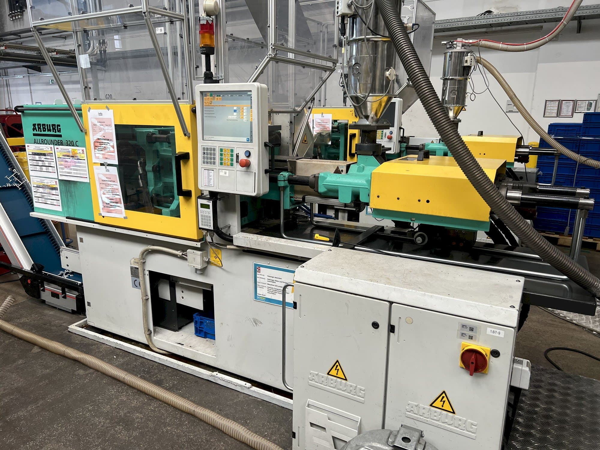 Prikaz stroja Arburg Allrounder 320C 500 - 170 sprijeda