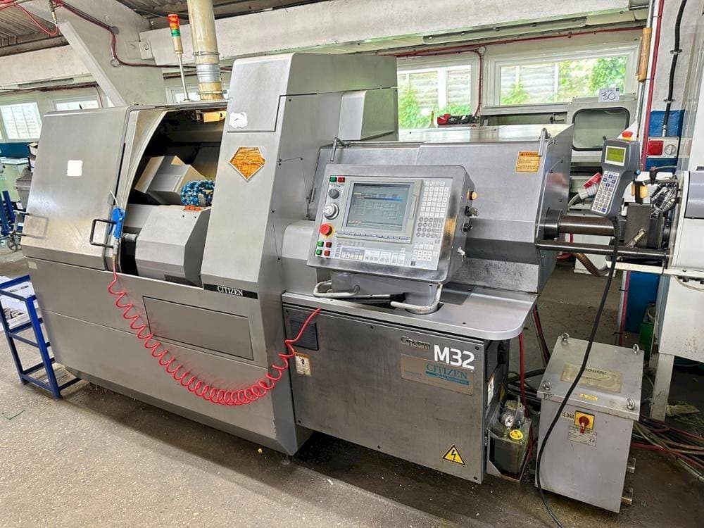 Prikaz stroja Citizen M32V sprijeda