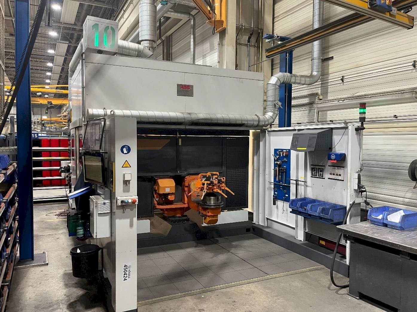 Prikaz stroja ABB sprijeda