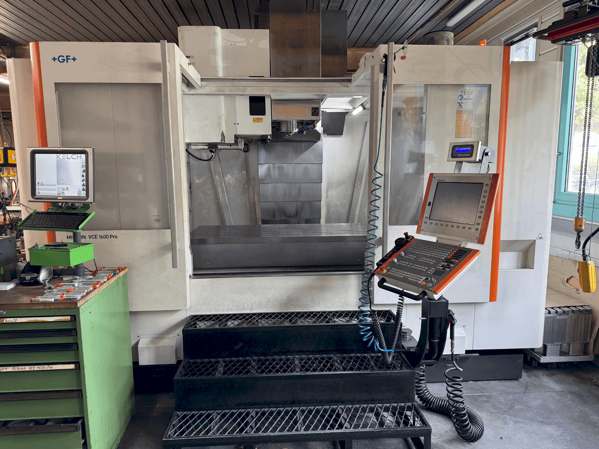 Prikaz stroja MIKRON VCE 1600 PRO sprijeda