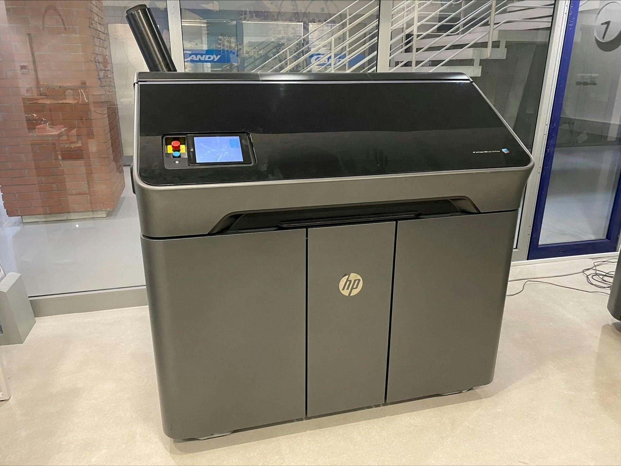 Prikaz  stroja HP Jet Fusion 580 Color 3D printer M2K85A  sprijeda