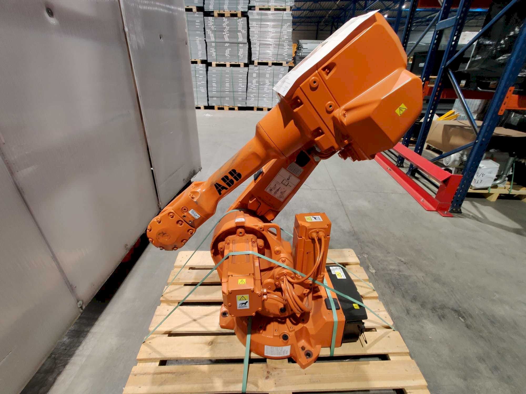 Prikaz  stroja ABB IRB 2600 M2004  sprijeda