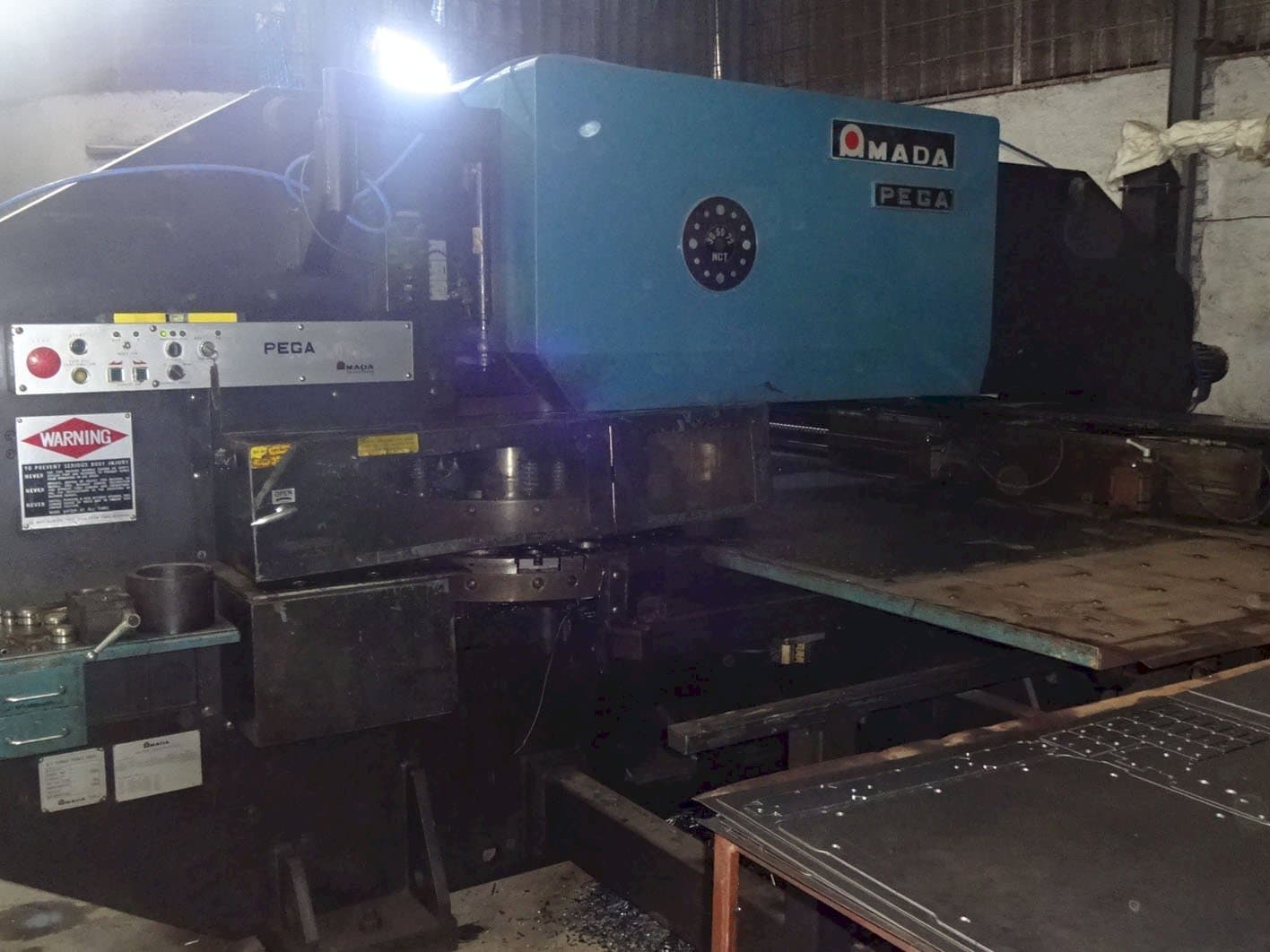 Prikaz stroja AMADA PEGA 305072 slijeva