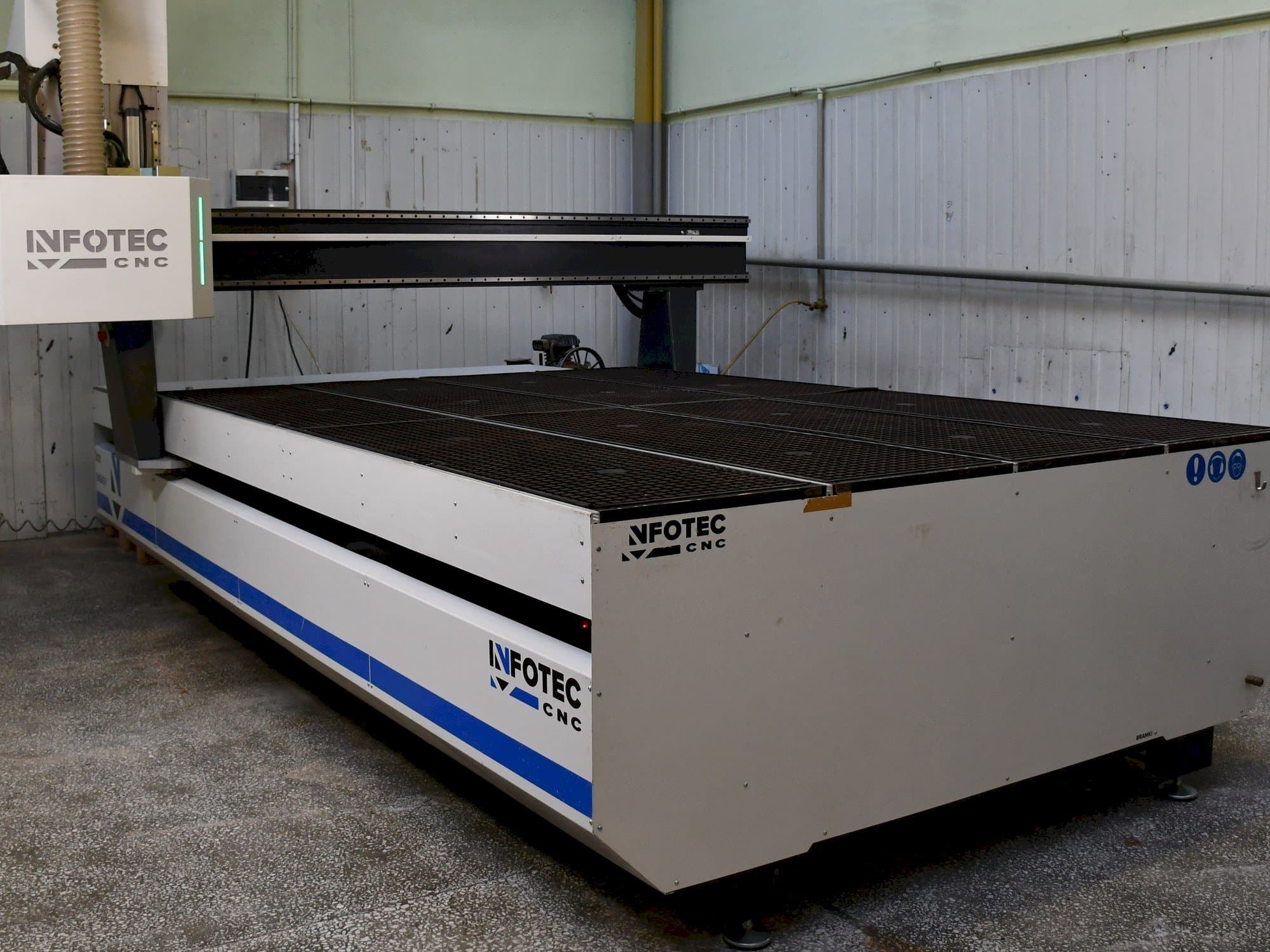 Prikaz stroja INFOTEC 3121 E sprijeda