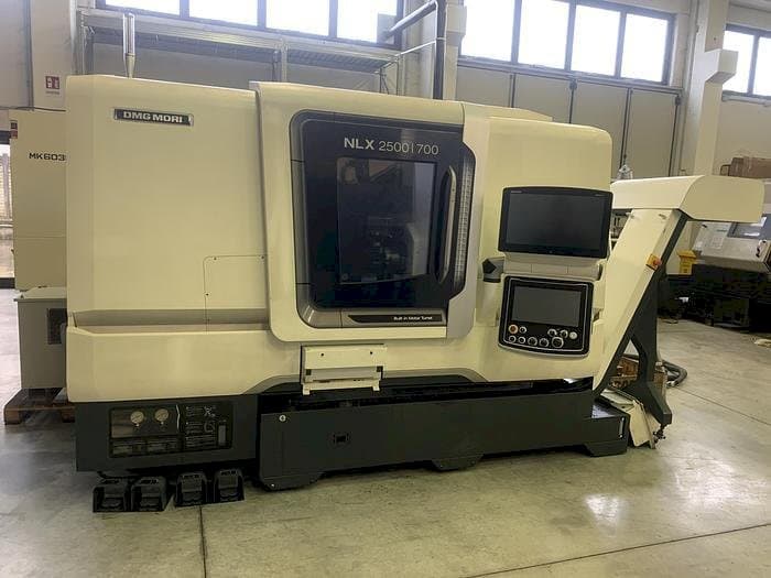 Prikaz stroja DMG MORI NLX 2500SY sprijeda