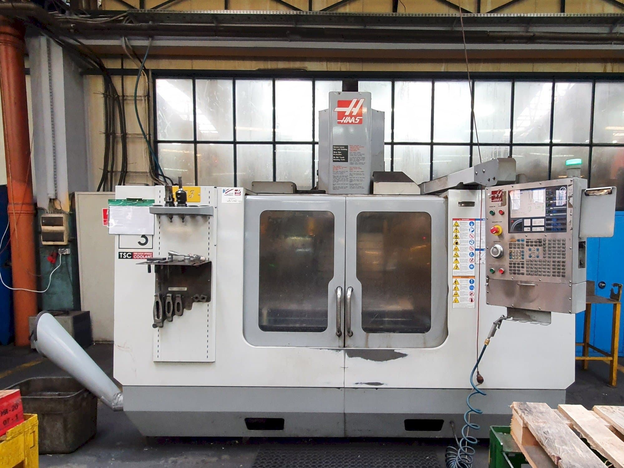 Prikaz  stroja HAAS VF-3 BHE  sprijeda