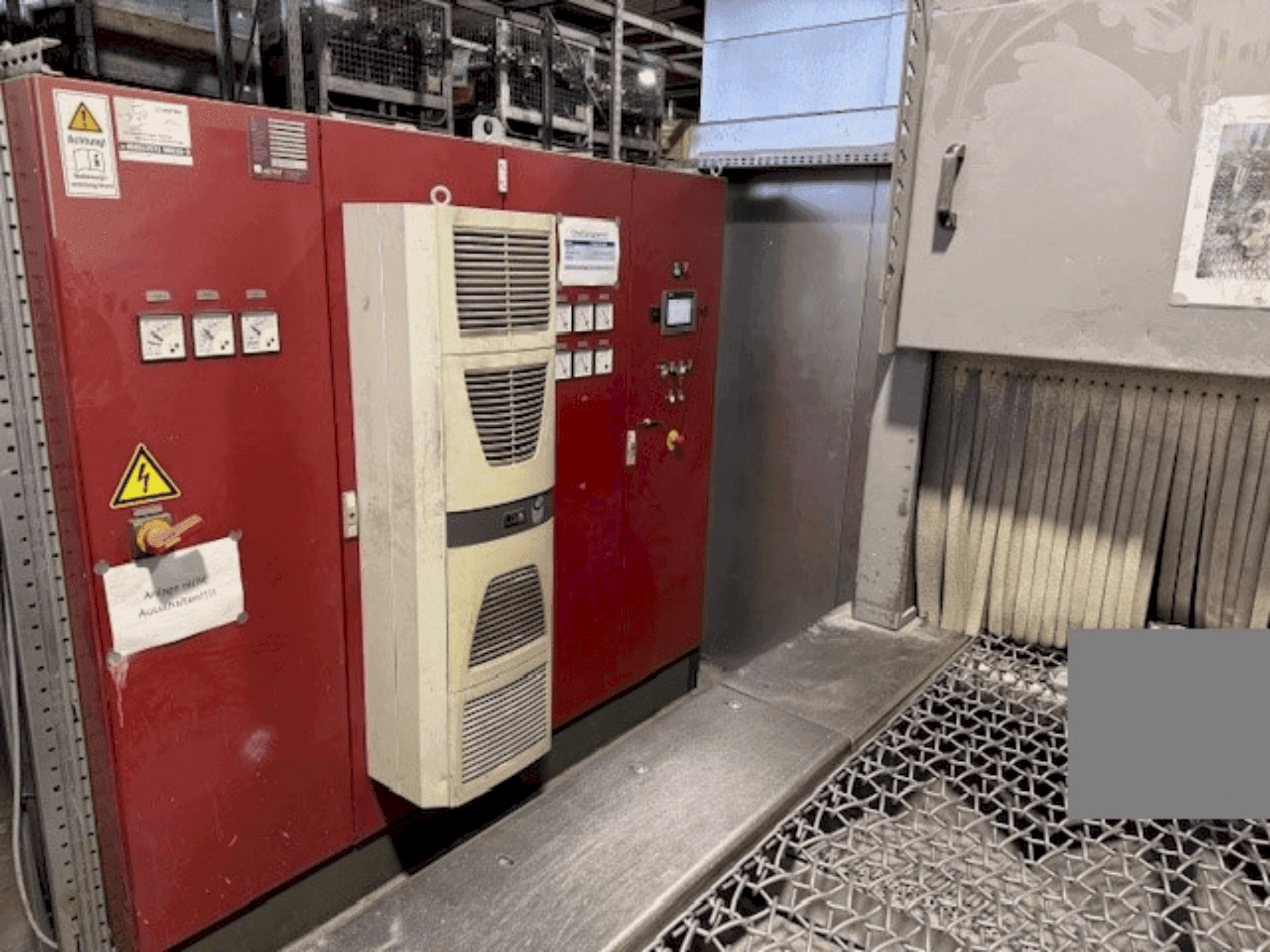 Prikaz  stroja AGTOS blasting system  sprijeda