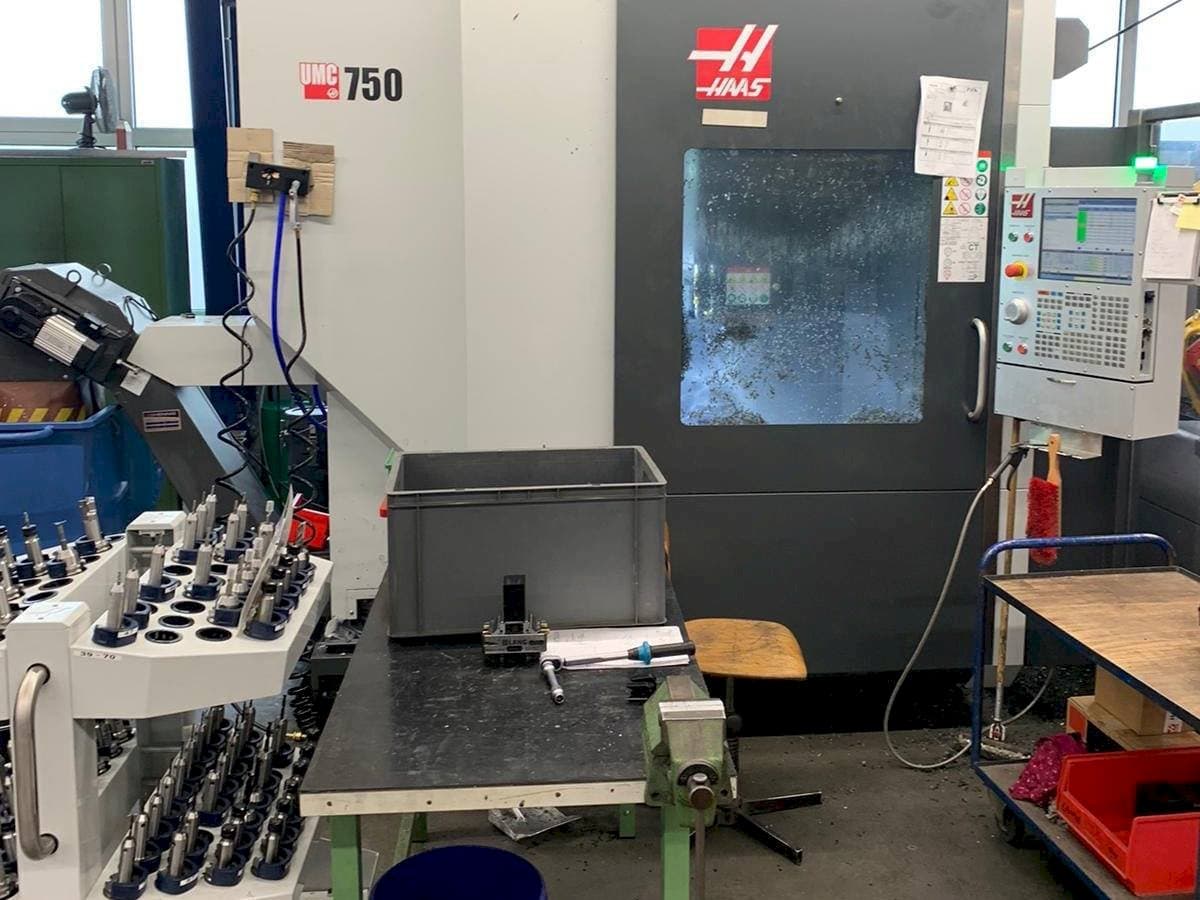 Prikaz  stroja HAAS UMC - 750  sprijeda