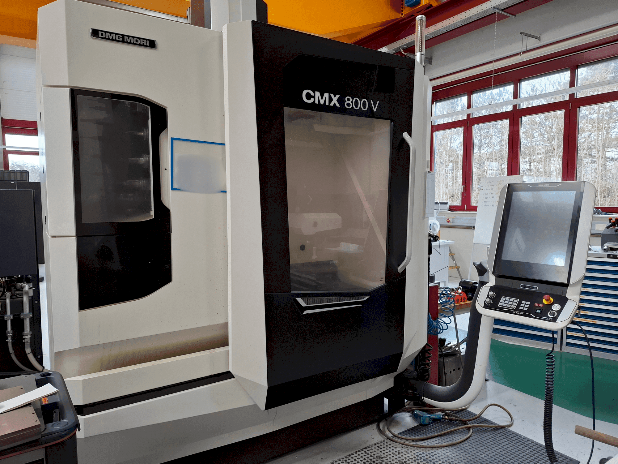 Prikaz stroja DMG MORI CMX 800V sprijeda