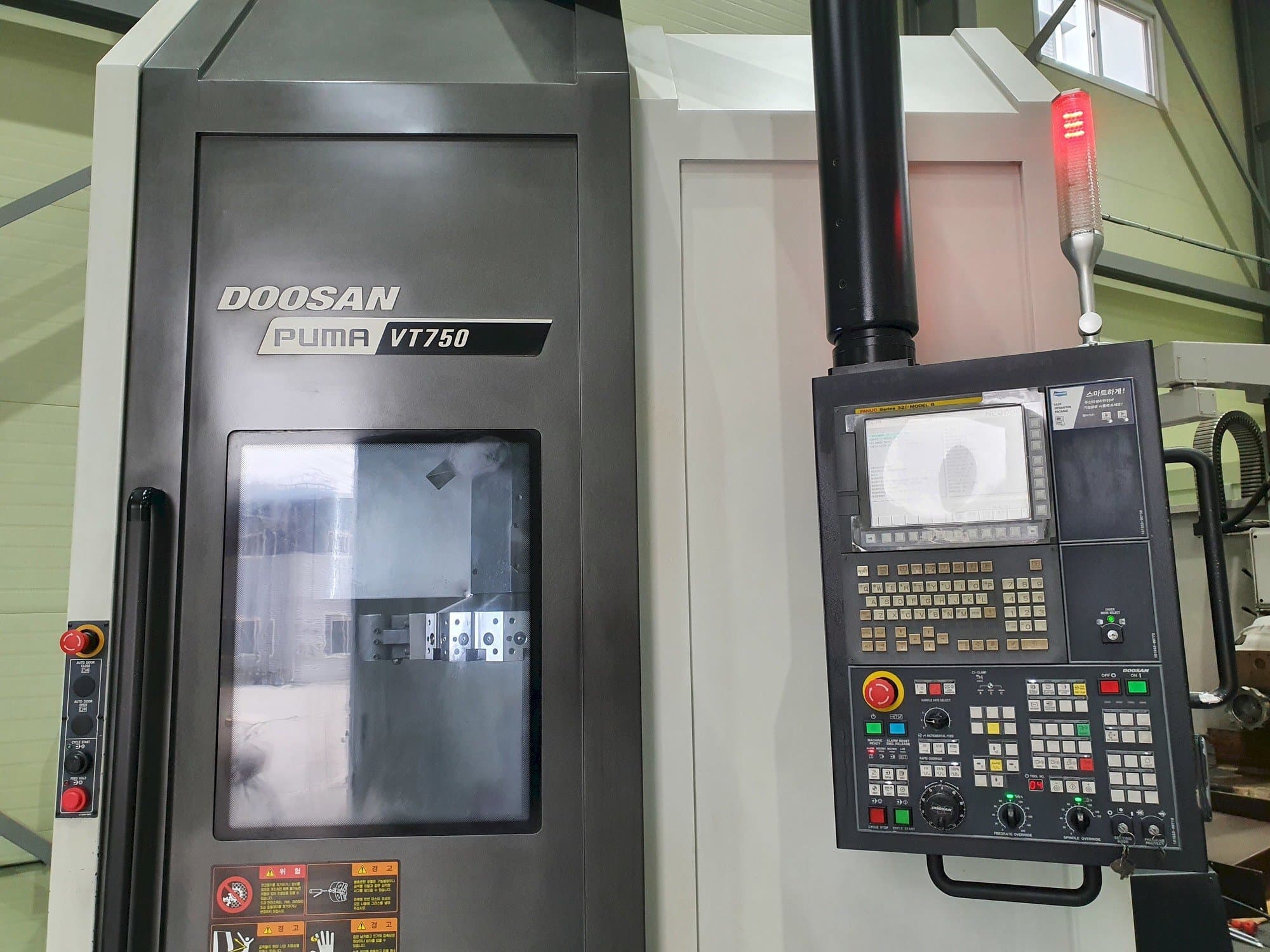Prikaz stroja Doosan VT750 sprijeda