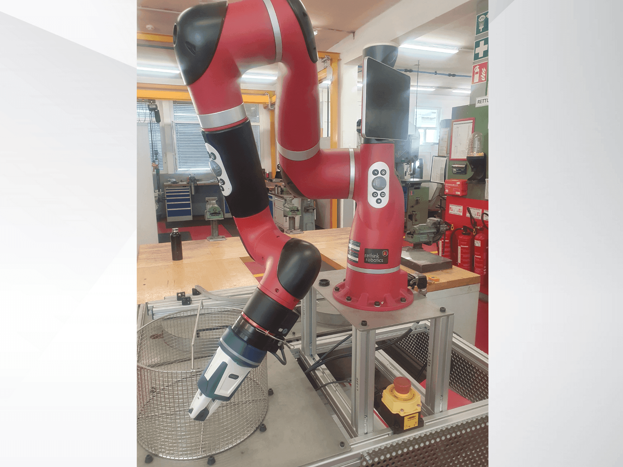 Prikaz  stroja RETHINK Robotics Sawyer  sprijeda