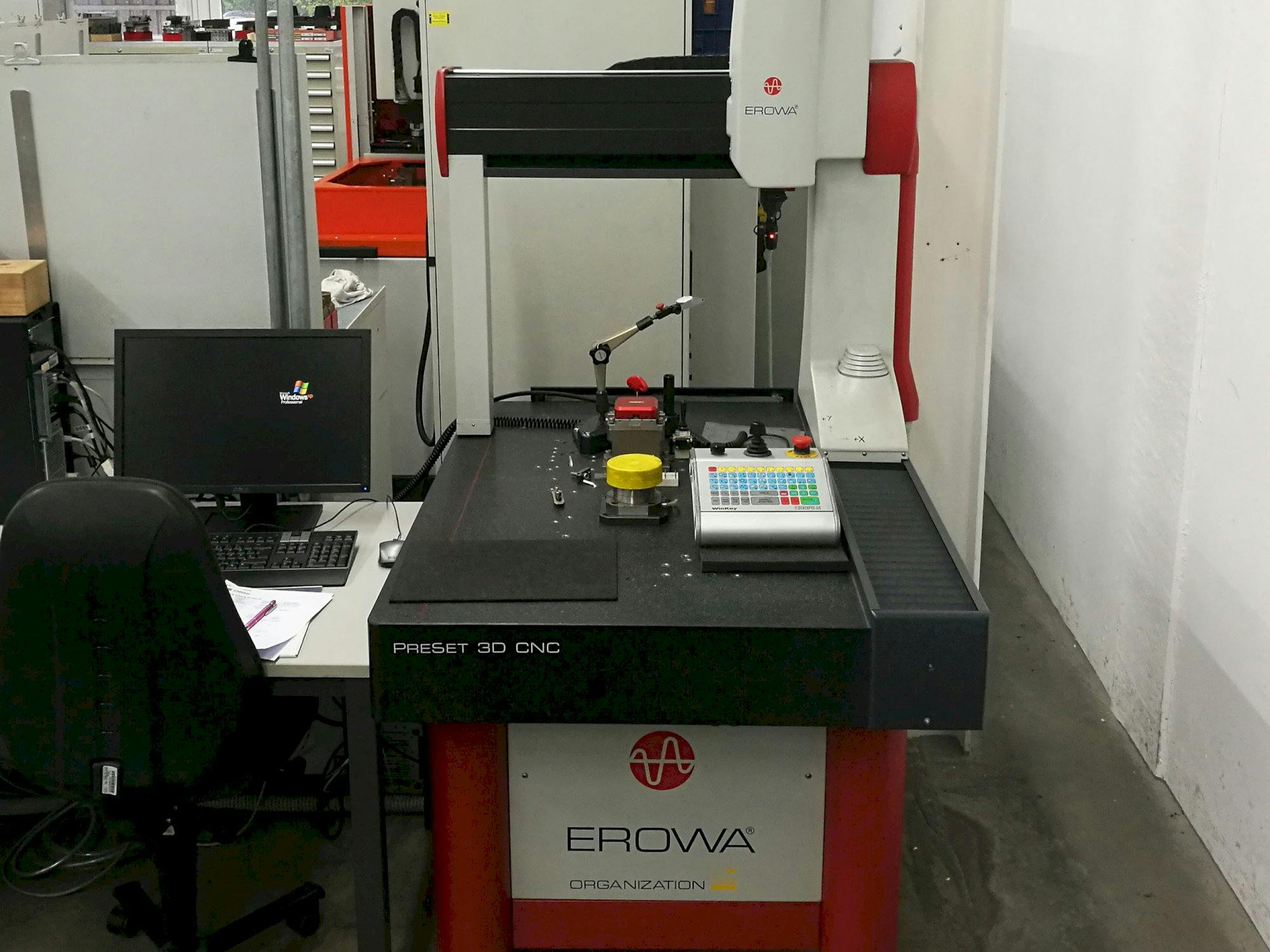Prikaz  stroja EROWA PreSet 3D CNC sprijeda