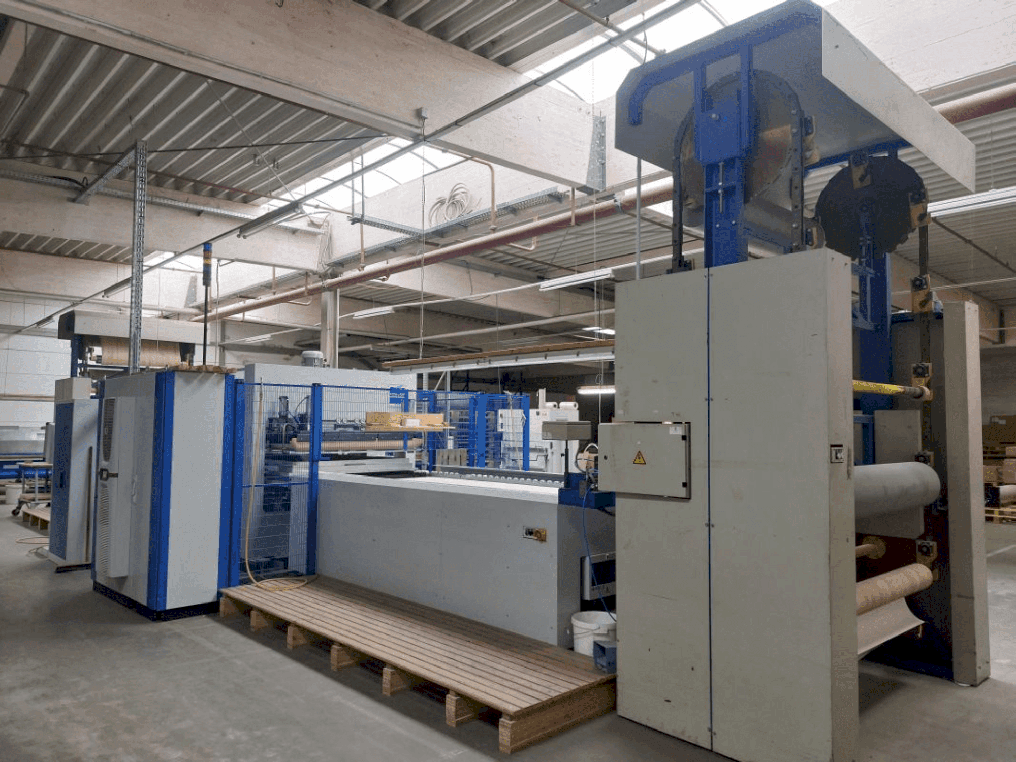 Prikaz  stroja WEMHÖNER Variopress Basic 1000S  sprijeda