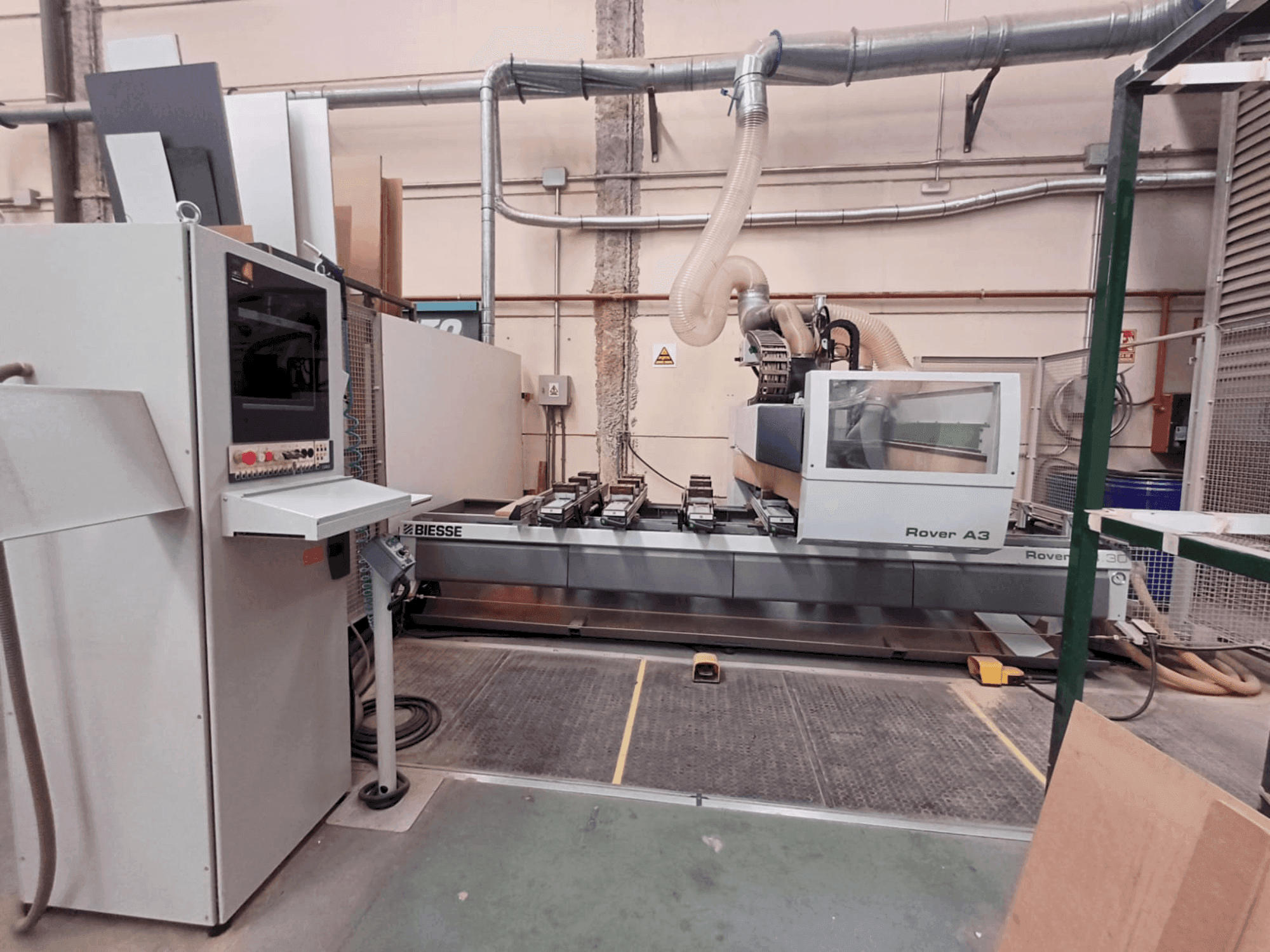 Prikaz  stroja BIESSE OVER A 330 K3 S  sprijeda