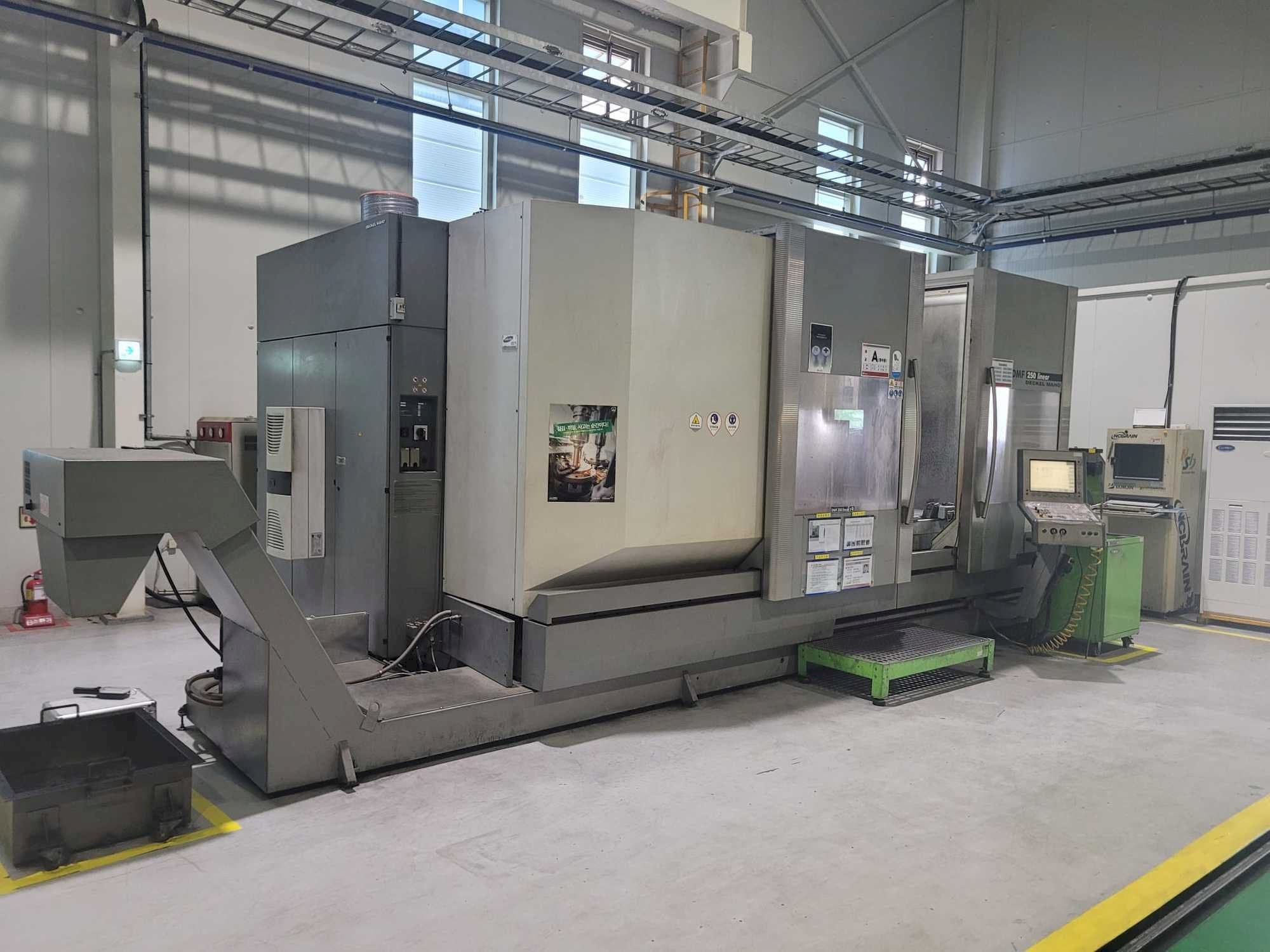 Prikaz lijeve strane stroja DECKEL MAHO DMF 250 linear