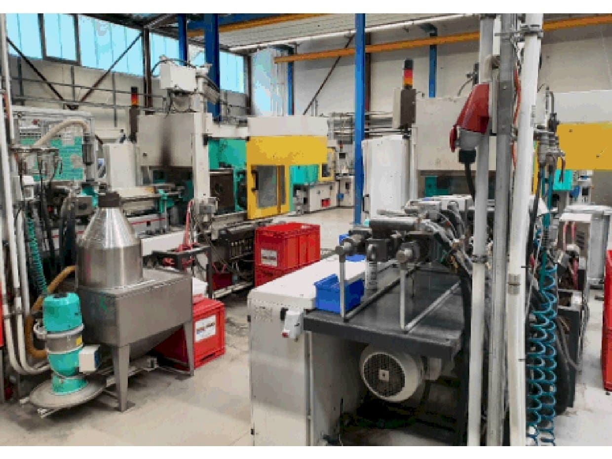 Prikaz bočne strane stroja Arburg 320 C 600-250