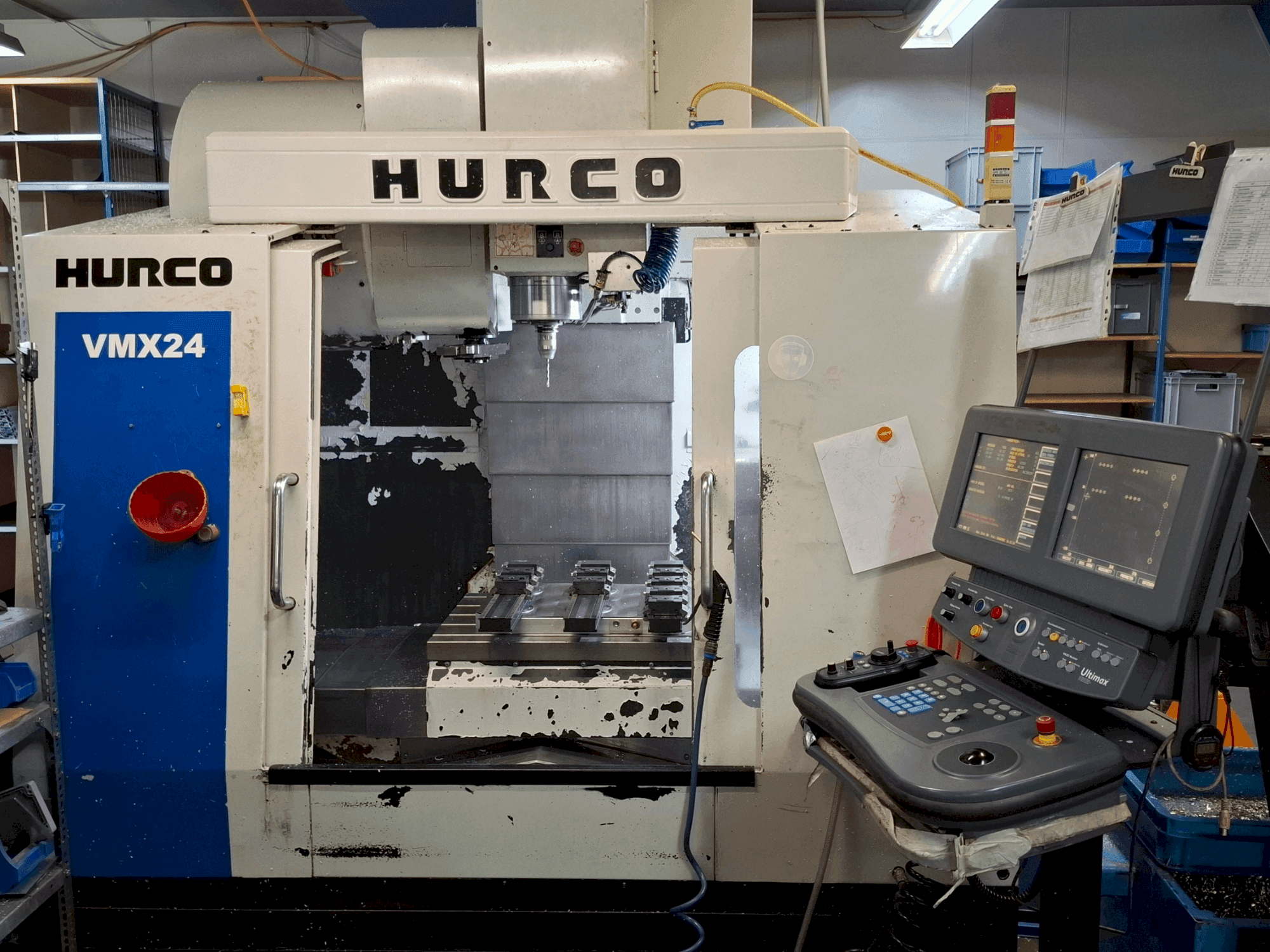 Prikaz stroja Hurco VMX24 sprijeda