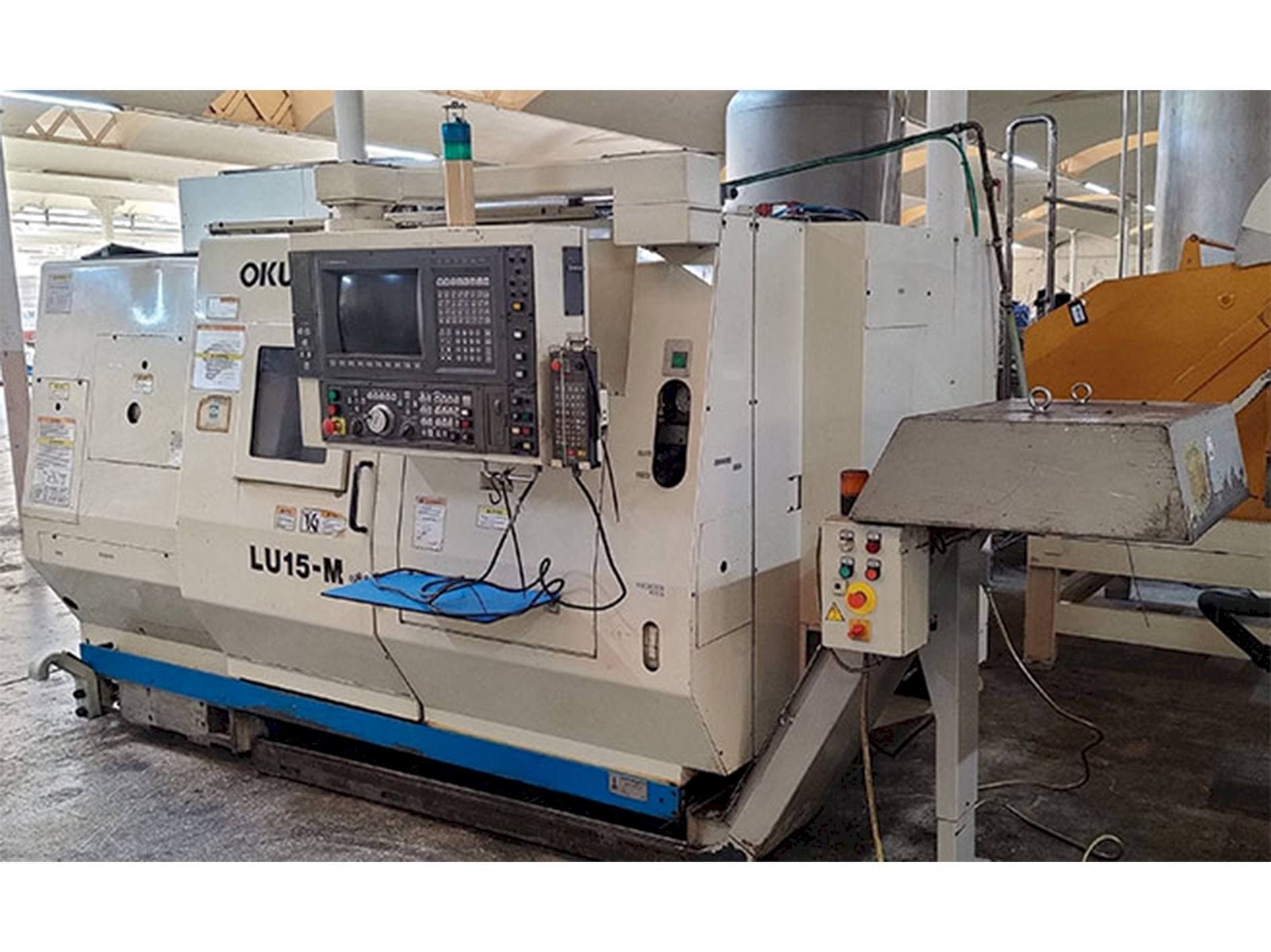 Prikaz stroja Okuma LU-15M sprijeda
