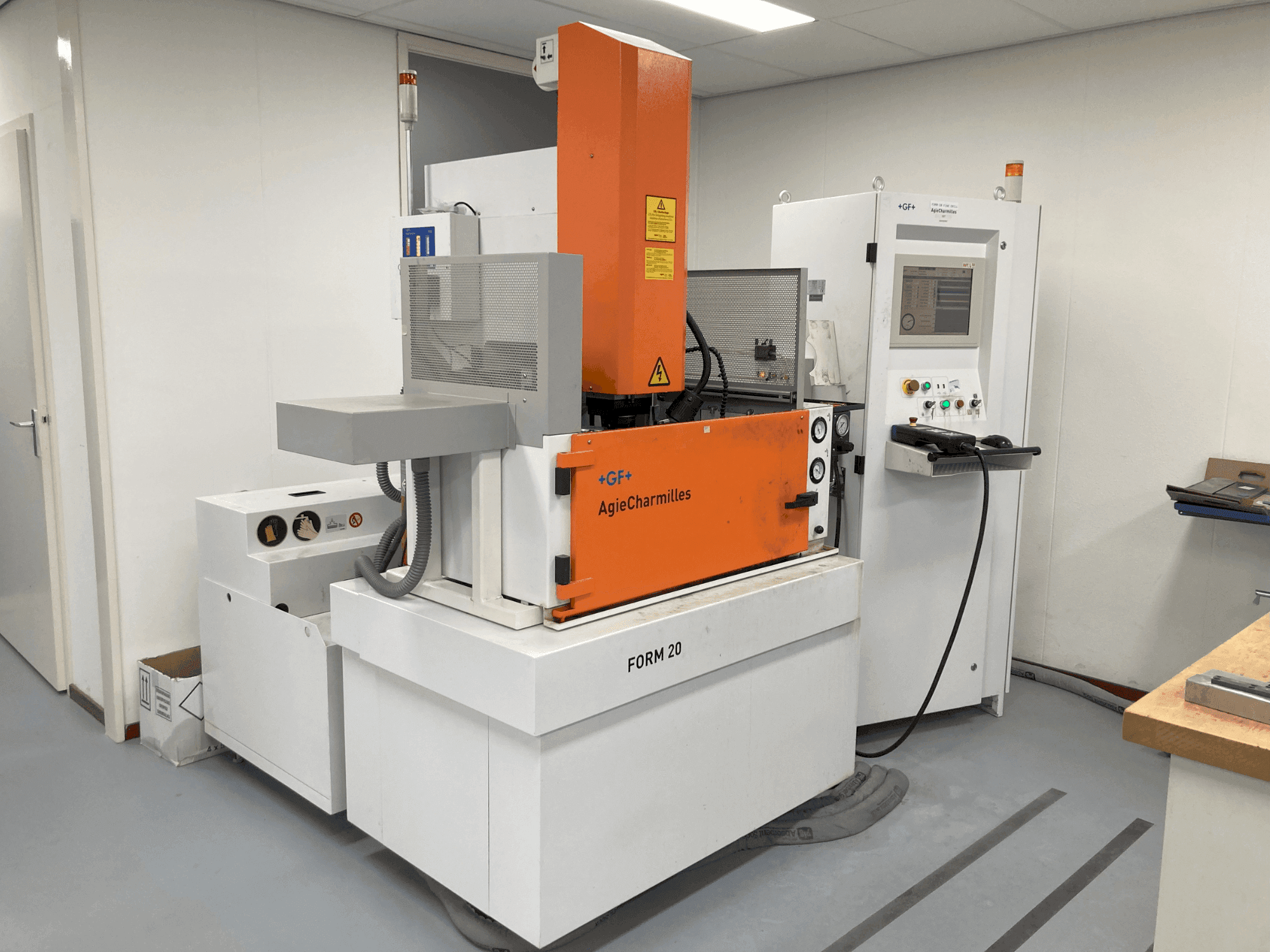 Prikaz stroja AgieCharmilles CABINET FORM20 sprijeda