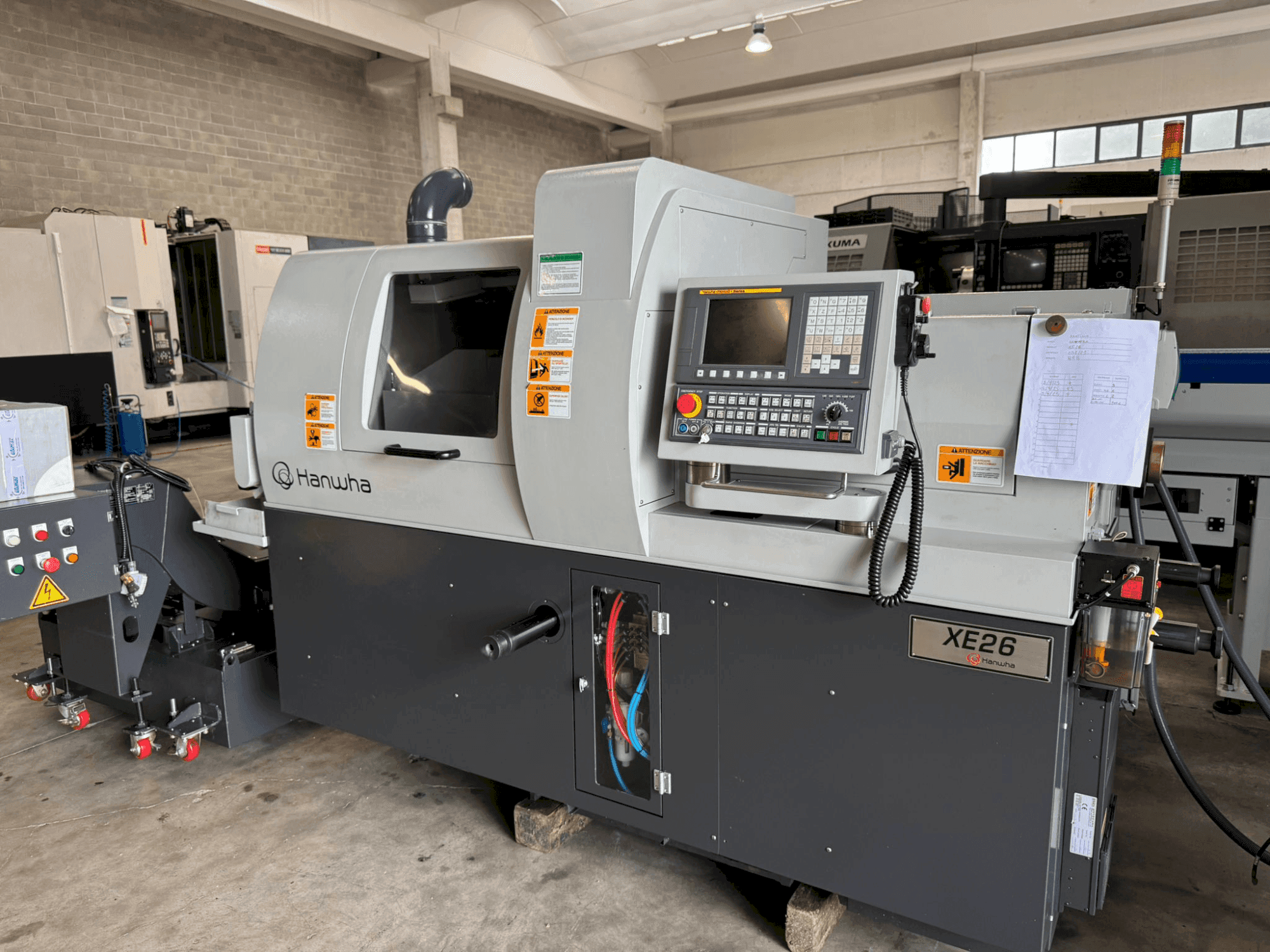 Prikaz stroja Hanwha XE 26 H sprijeda