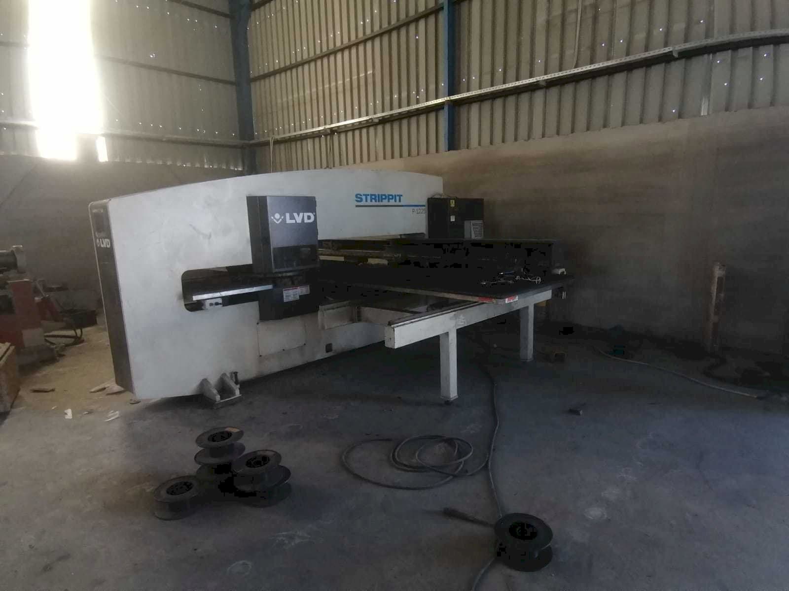 Prikaz stroja LVD P-1225 sprijeda