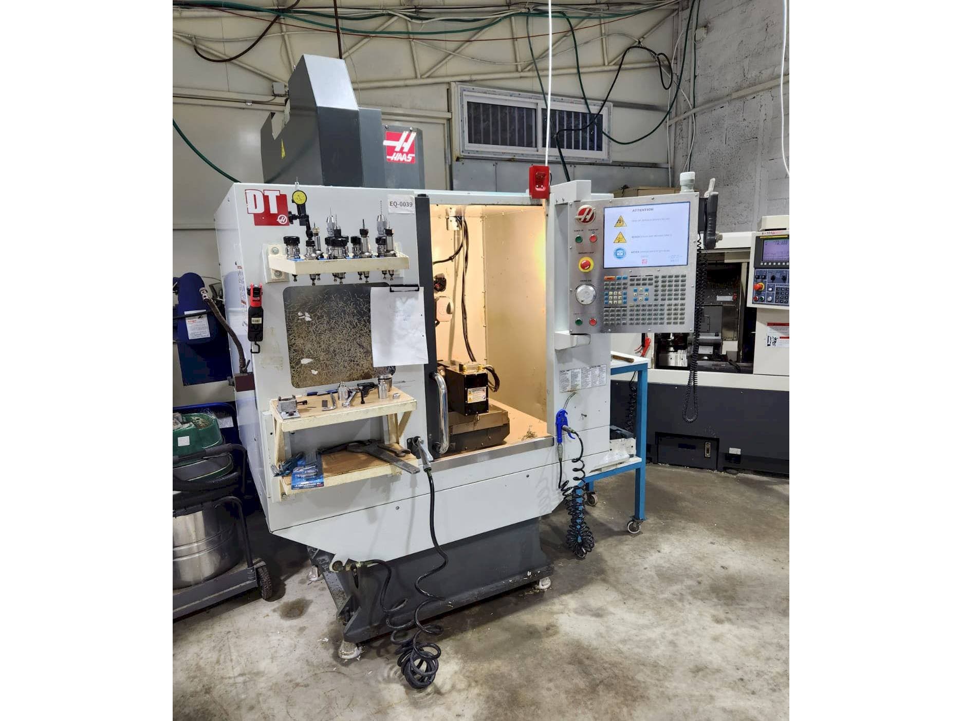 Prikaz stroja HAAS DT-1 sprijeda