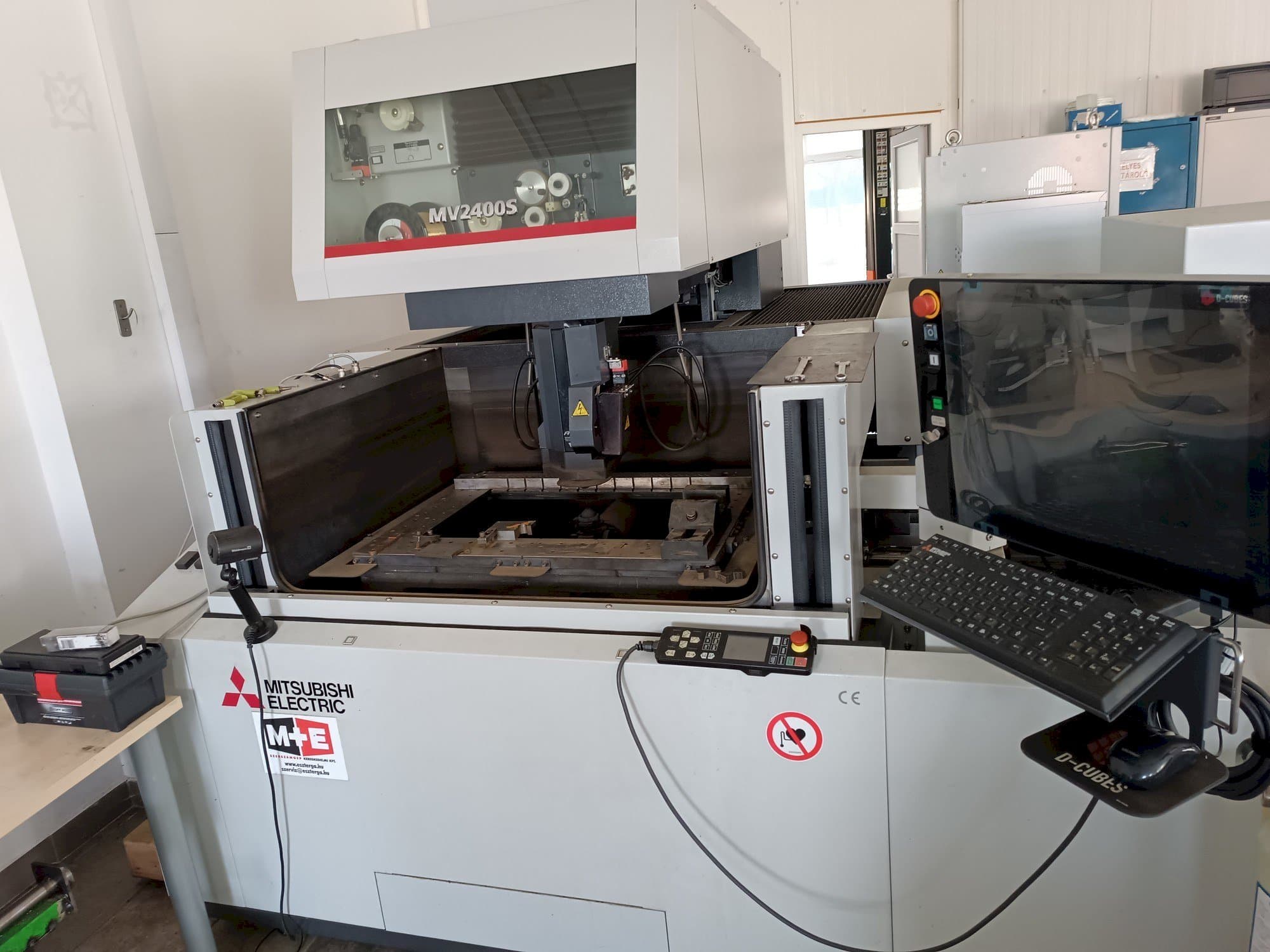 Prikaz stroja Mitsubishi MV2400S sprijeda