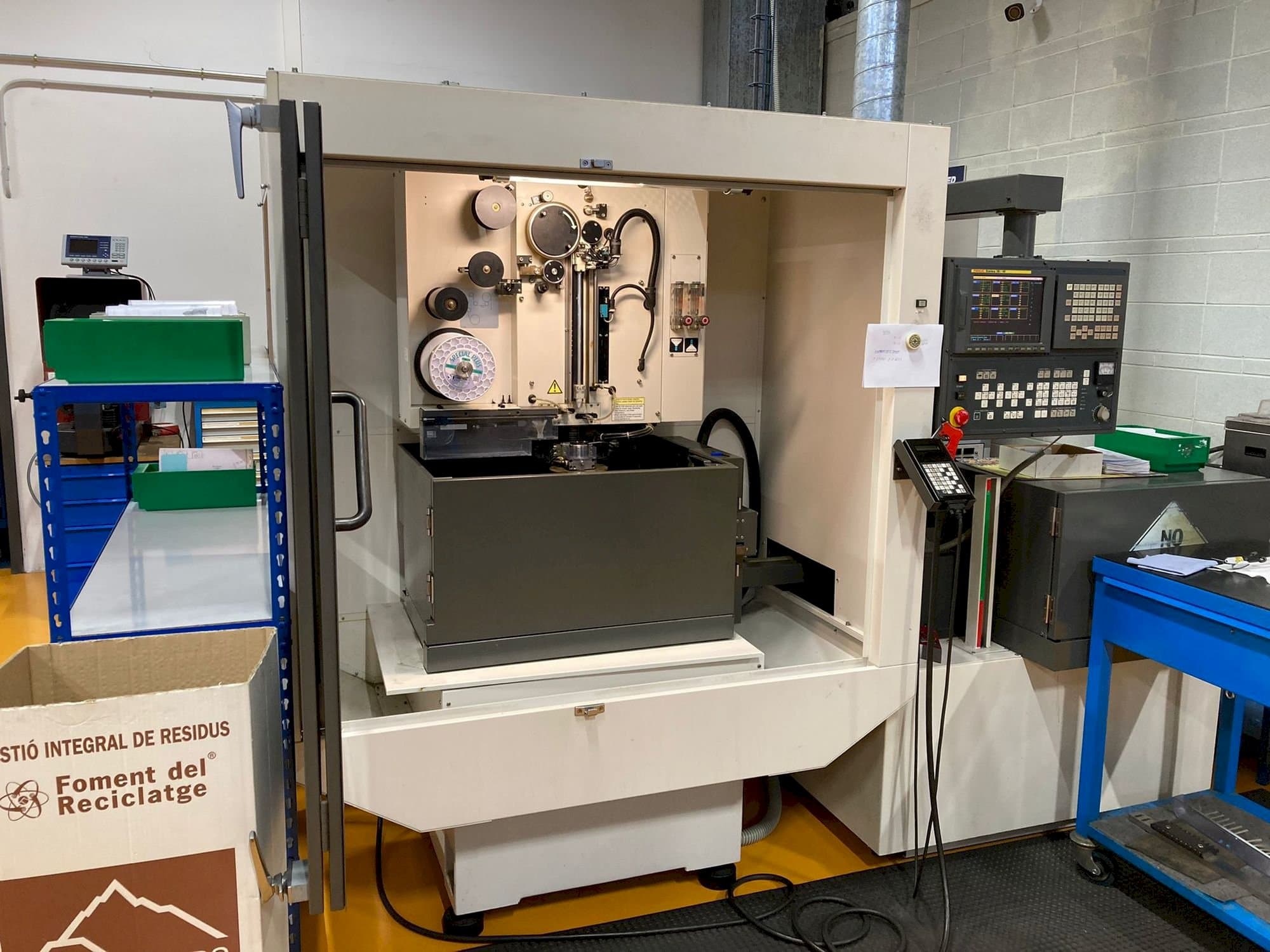 Prikaz stroja FANUC Robocut Alpha-0iA sprijeda