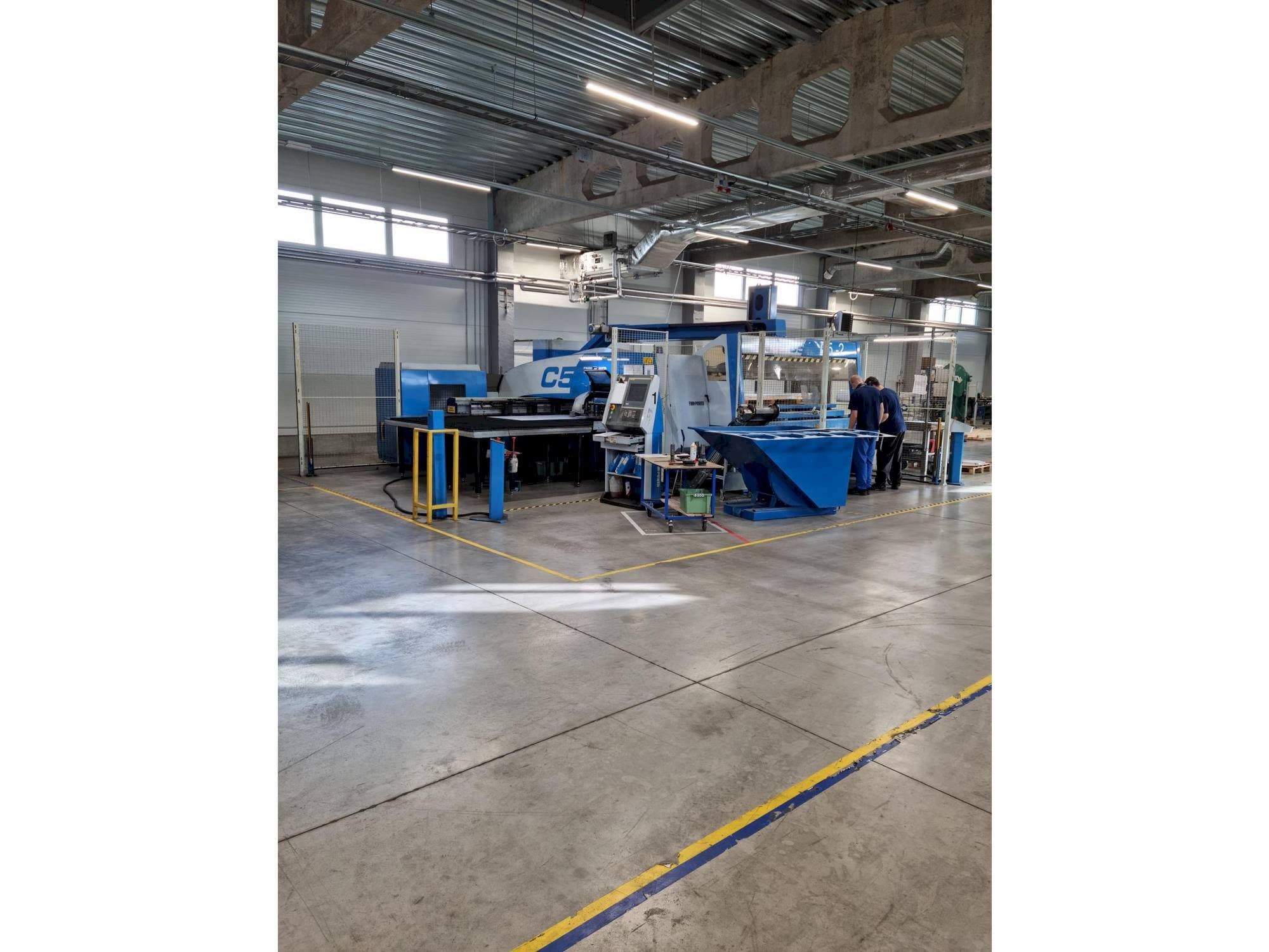 Prikaz lijeve strane stroja Finn-Power C5 + Compact Express