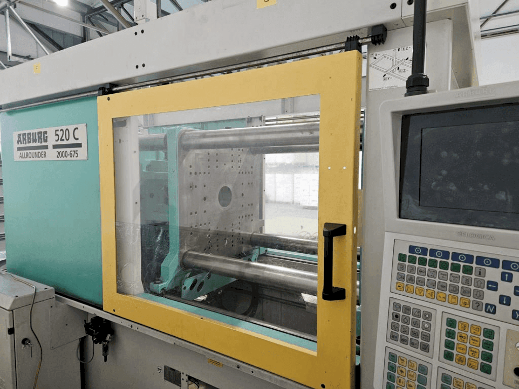 Prikaz stroja Arburg Allrounder 520 C 2000-675 sprijeda