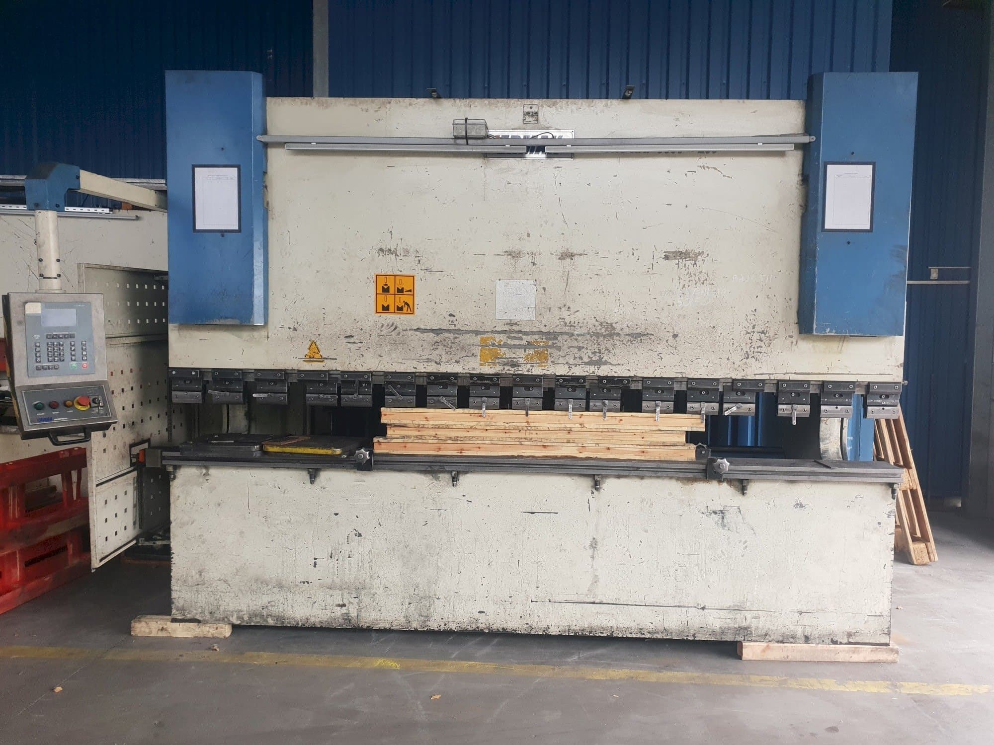 Prikaz stroja ERMAK CNCHAP 3600x200 sprijeda