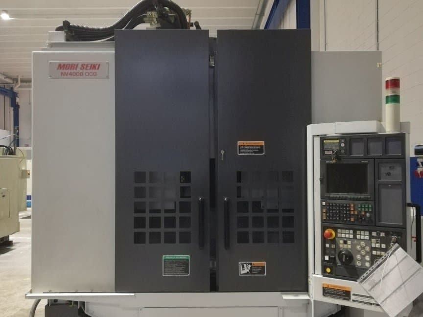 Prikaz stroja MORI SEIKI NV 4000 DCG sprijeda