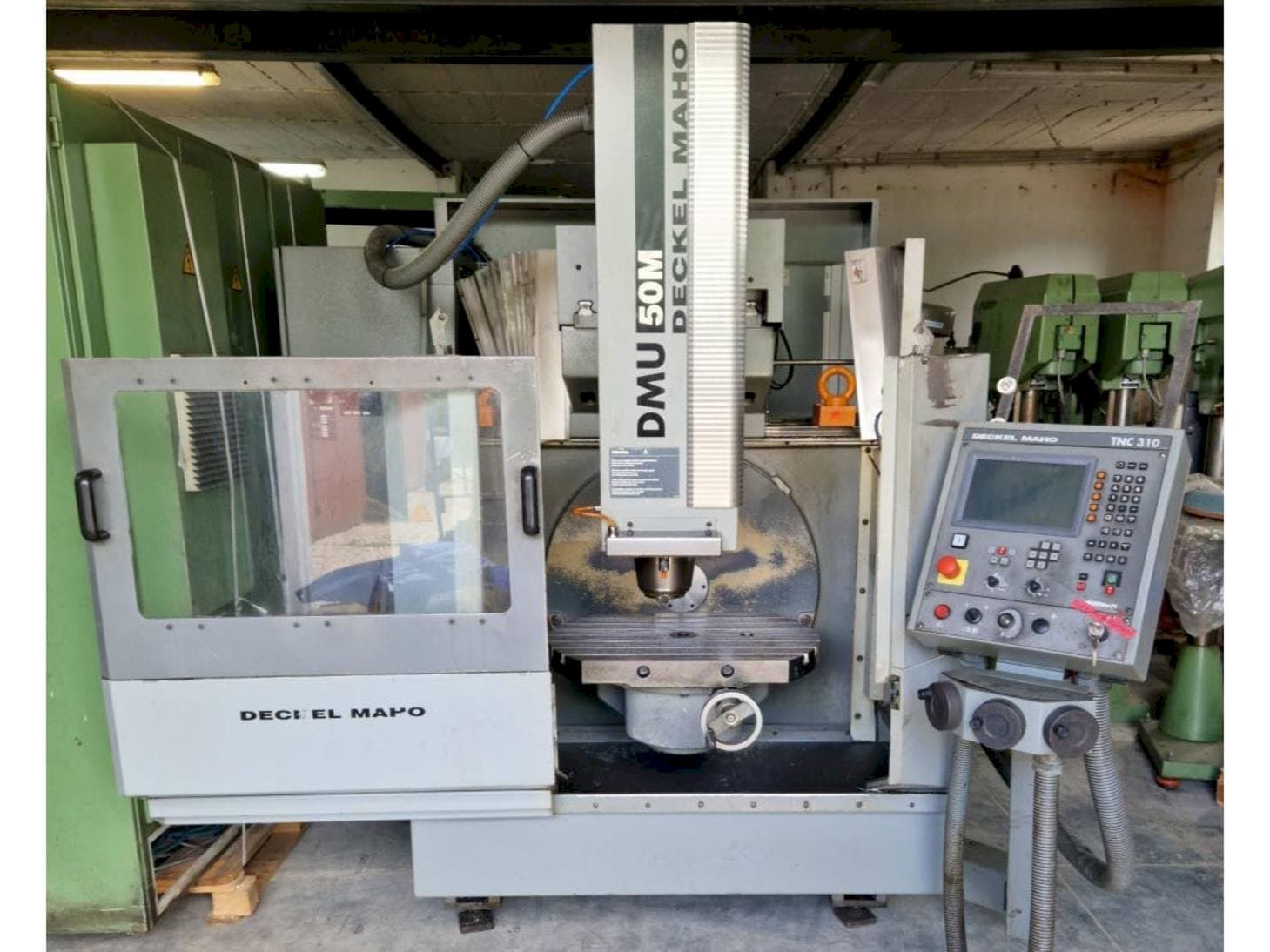 Prikaz  stroja DECKEL MAHO DMU 50M  sprijeda